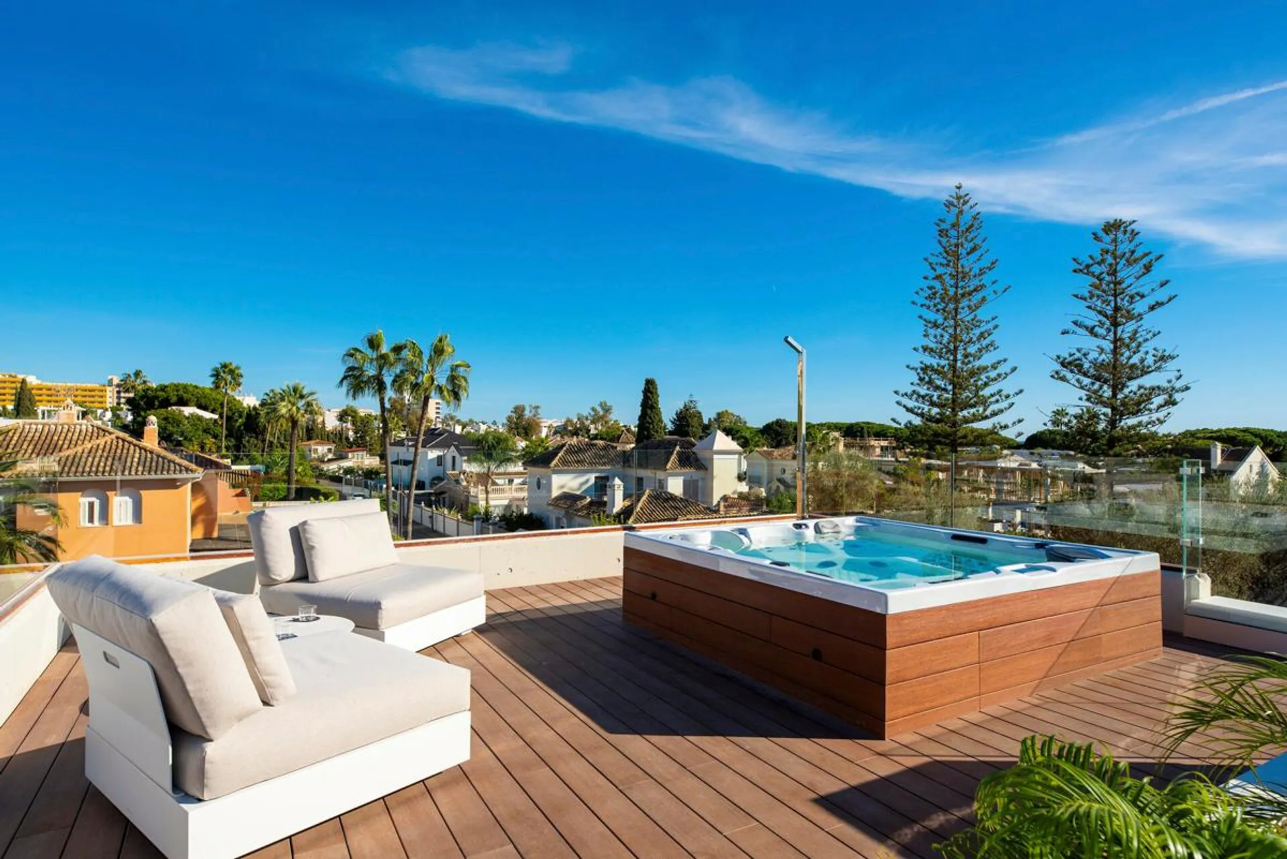 Opulent Modern Villa with Infinity Pool, Rooftop Terrace, and Stunning Views in Marbella — photograph 10