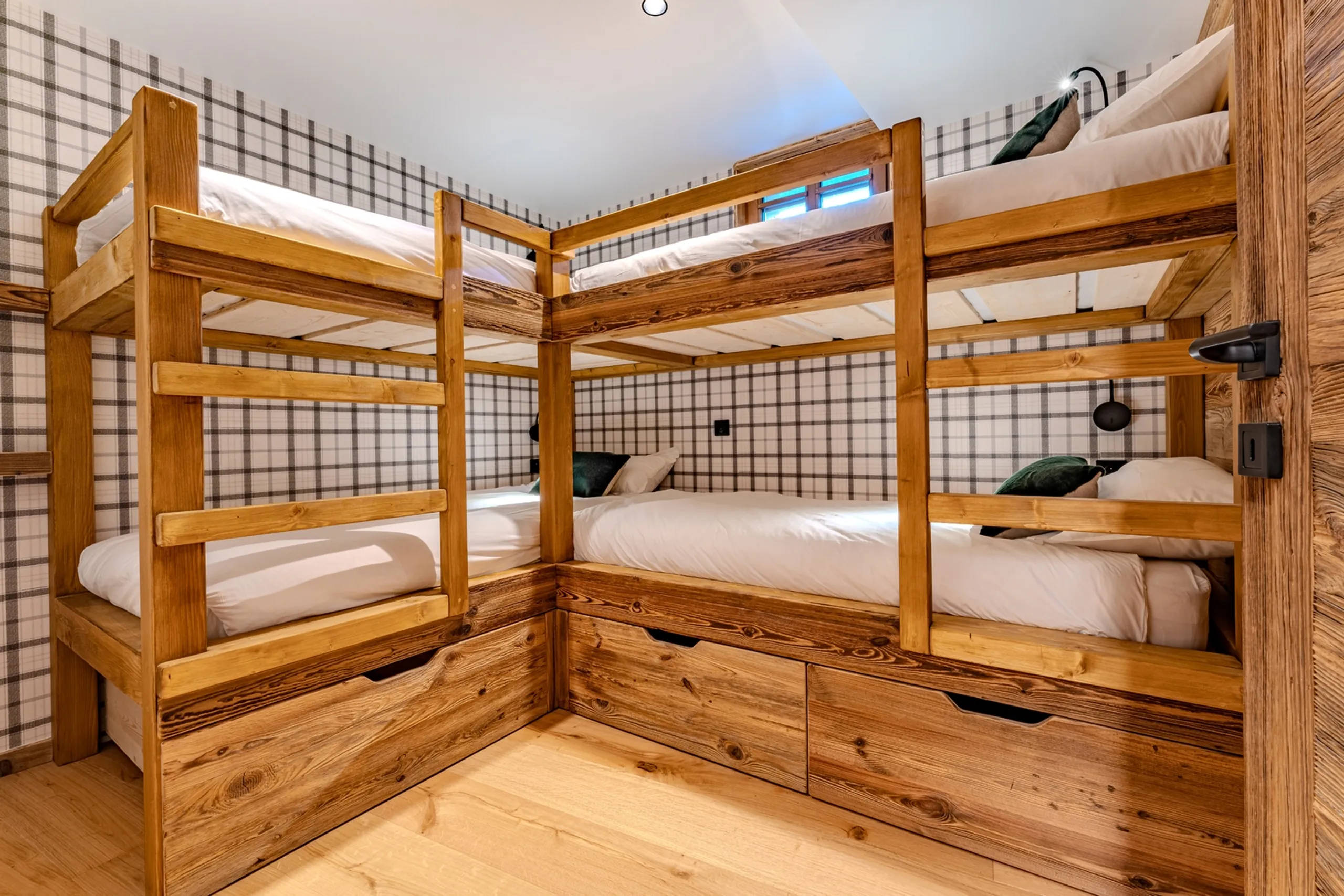 Relaxing Chalet with Sauna, Jacuzzi and Parking in Megeve — photograph 11