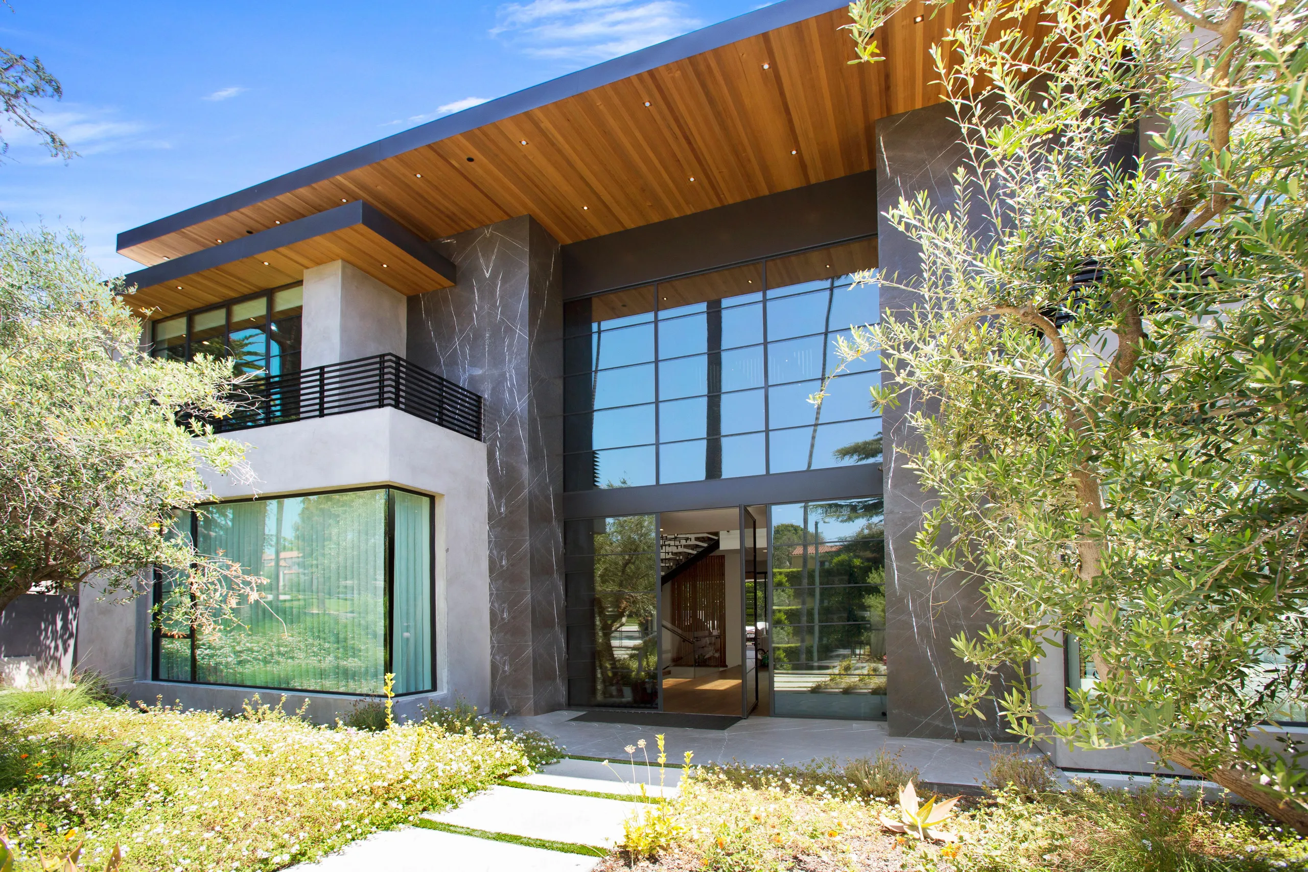 Modern Beverly Hills with Incredible Amenities — photograph 2