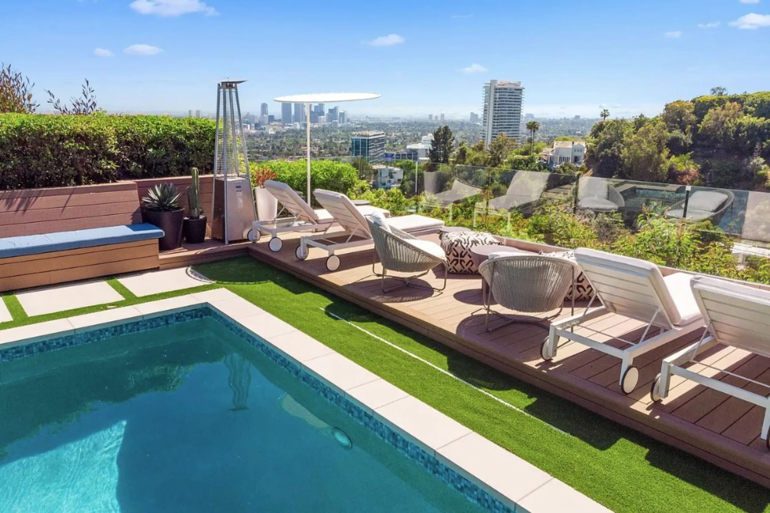 Majestic Elegant Villa with Infinity Pool And City View — photograph 4