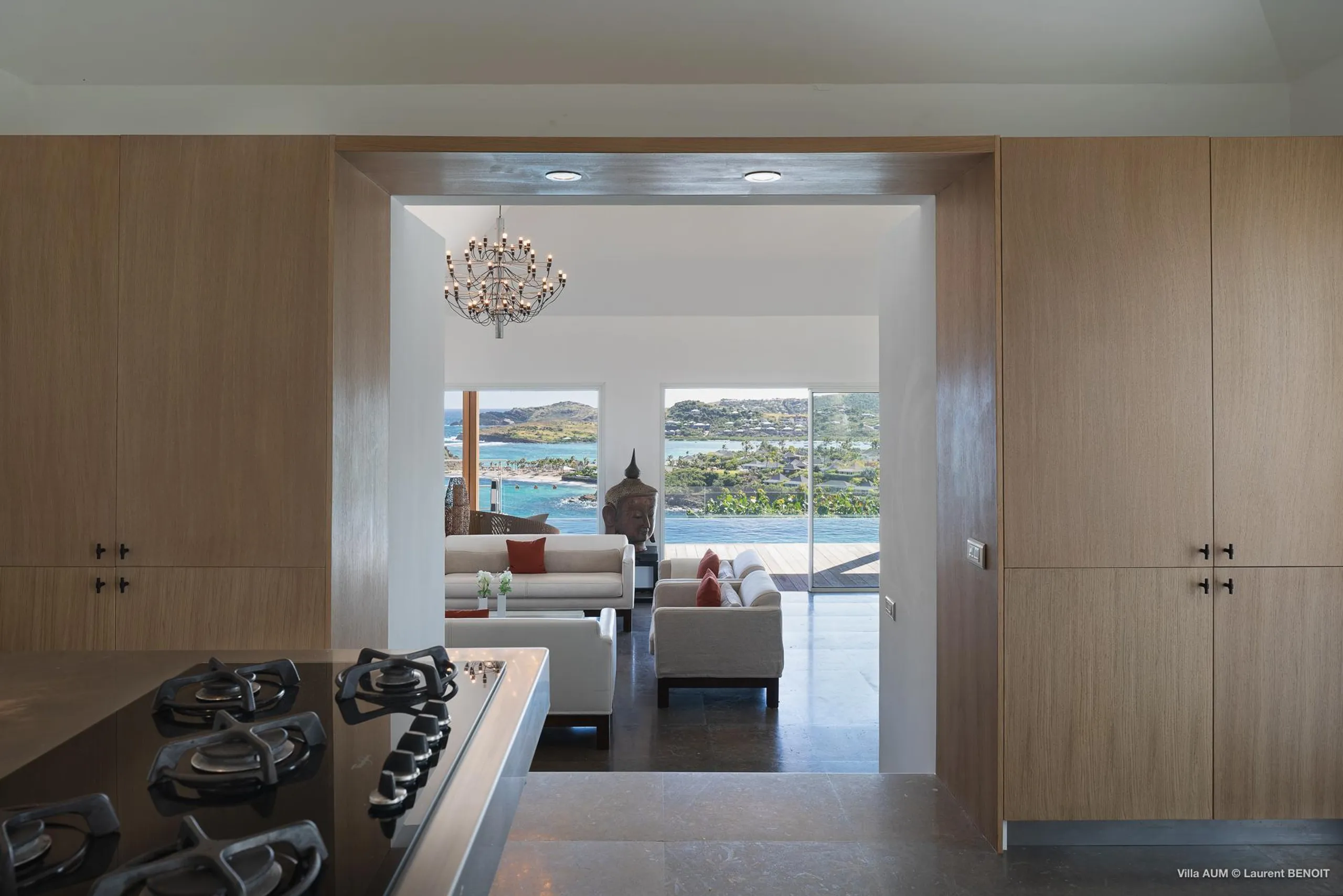 Ornate Seaside Villa with Infinity Pool and Fitness Room — photograph 6