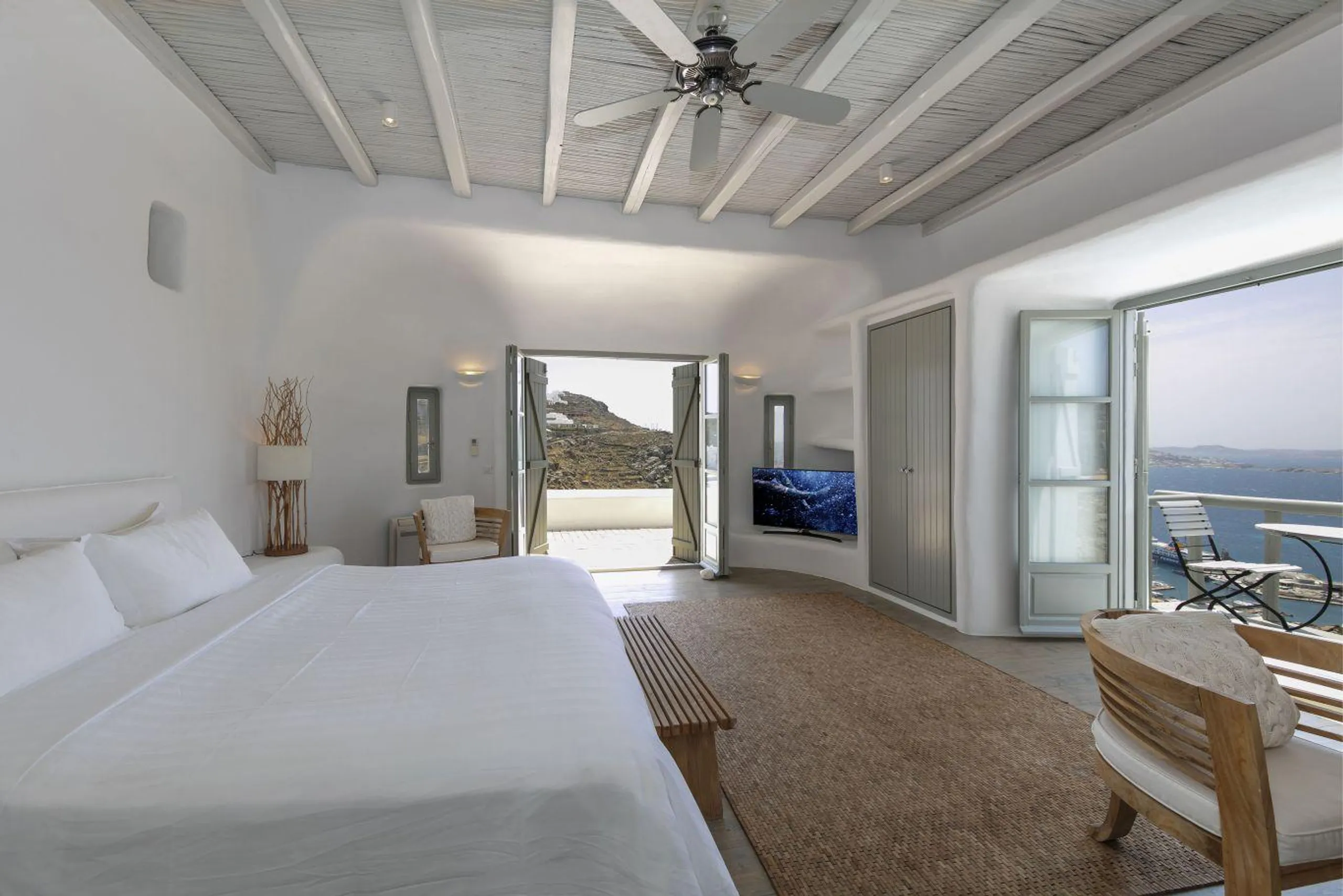 Grandiose Mykonos Villa with Gorgeous Pool and Sea Views — photograph 8