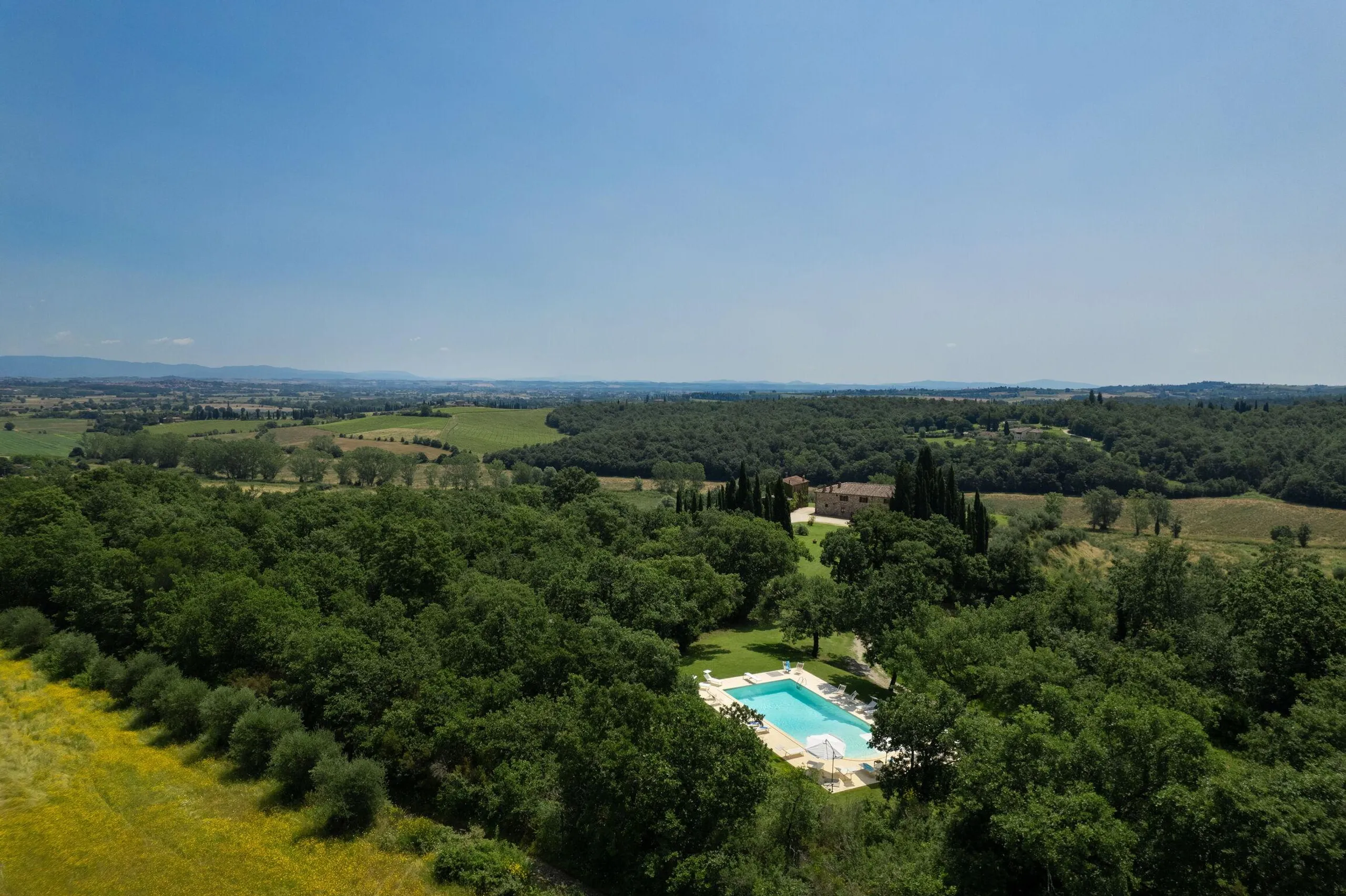 Superb Tuscan Estate with private Pool and Vineyard Views — photograph 11