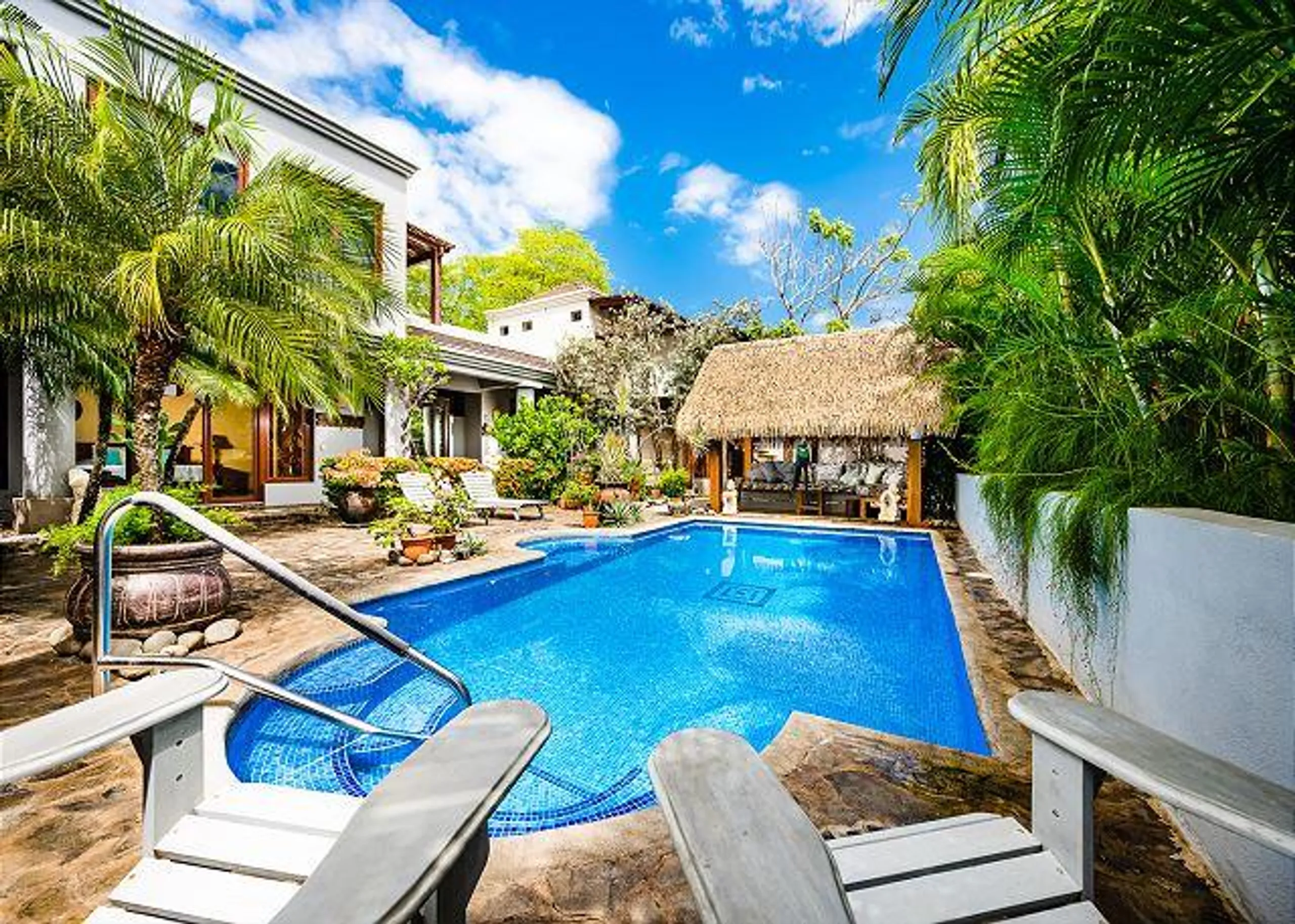 Tropical Luxury Villa with Private Pool, Beach Access and Lush Grounds — photograph 2