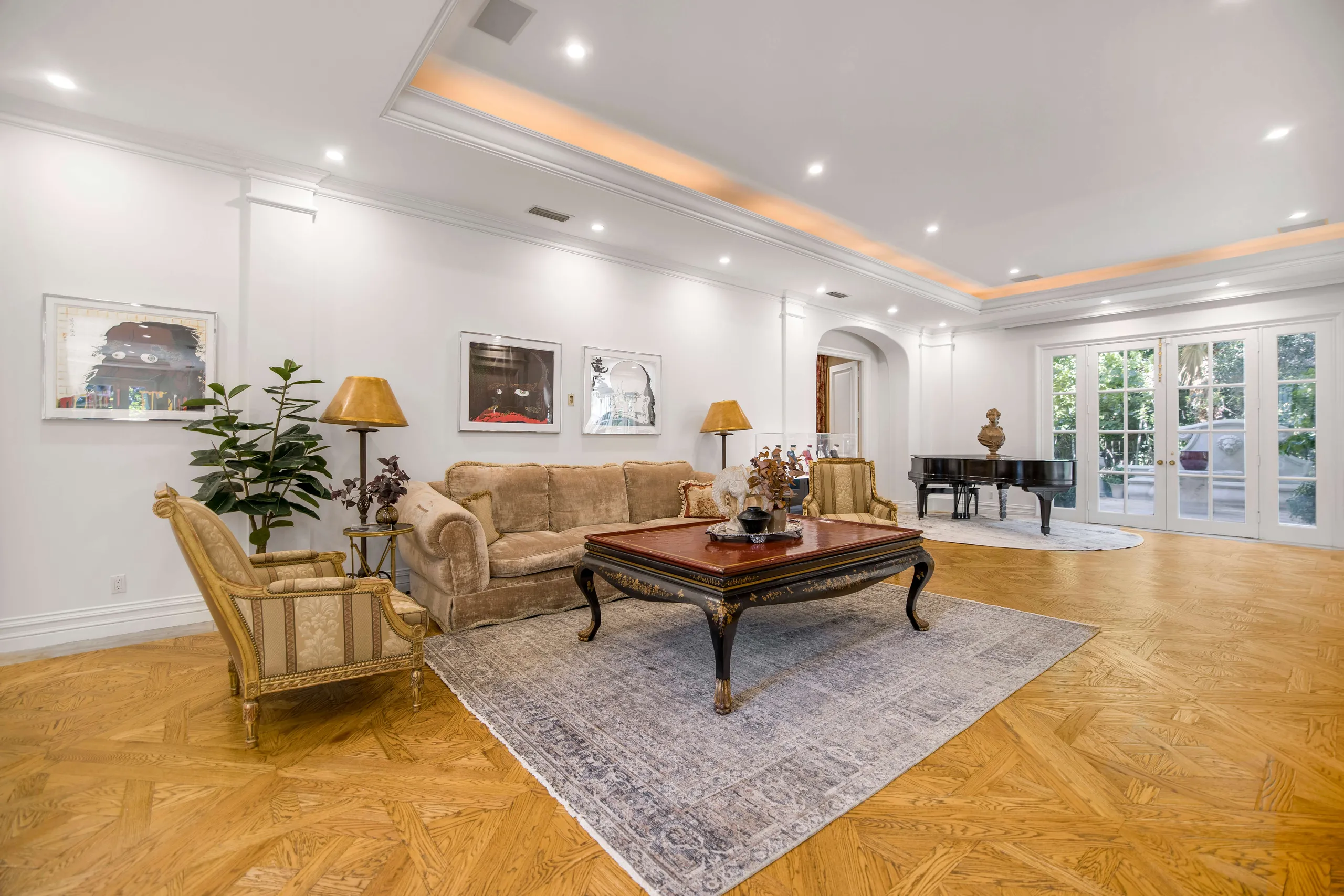 Beverly Hills 6BR French Mediterranean Villa with Private Pool and Gardens — photograph 9
