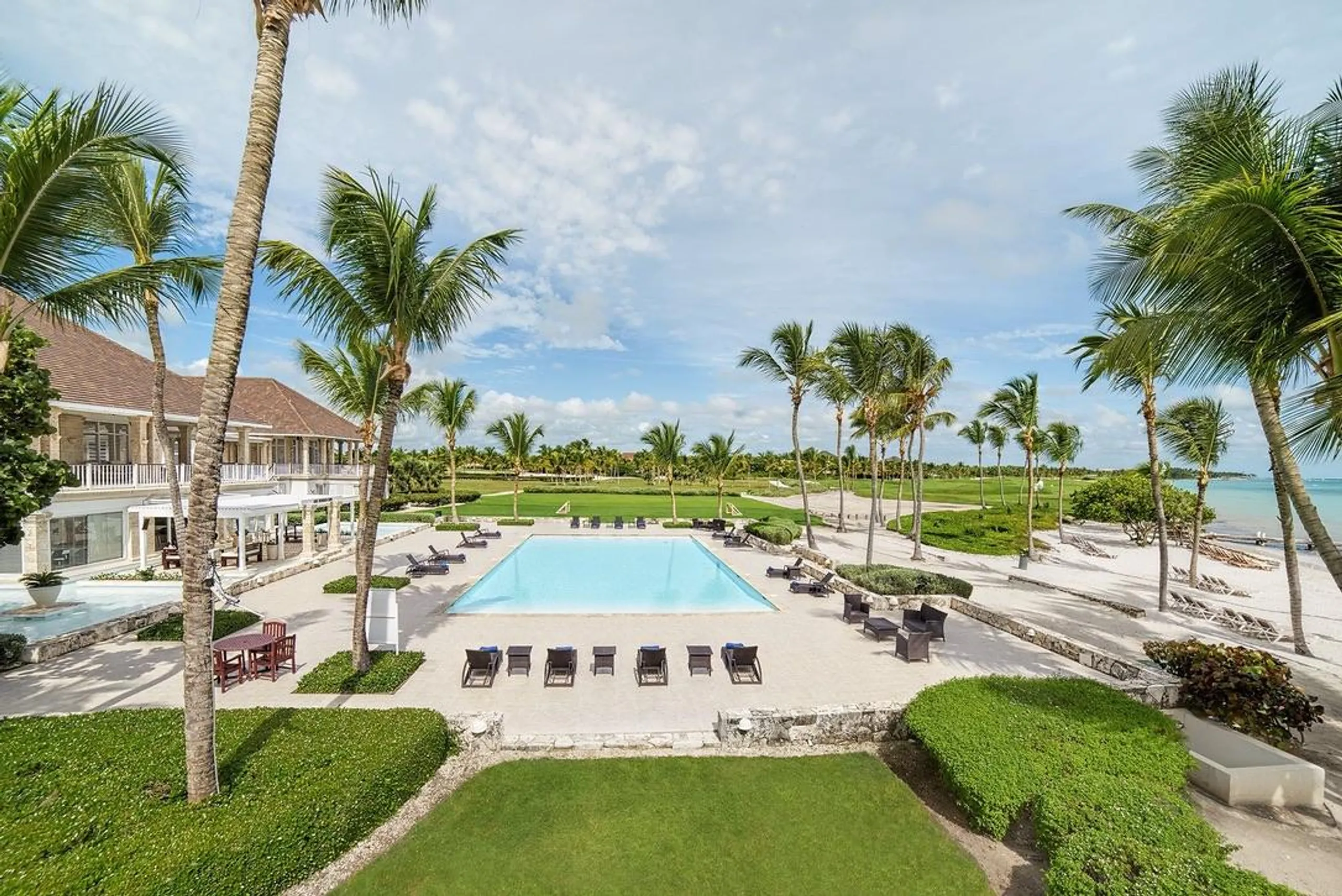Lavish Luxury Villa in Tortuga Bay near Beach — photograph 2