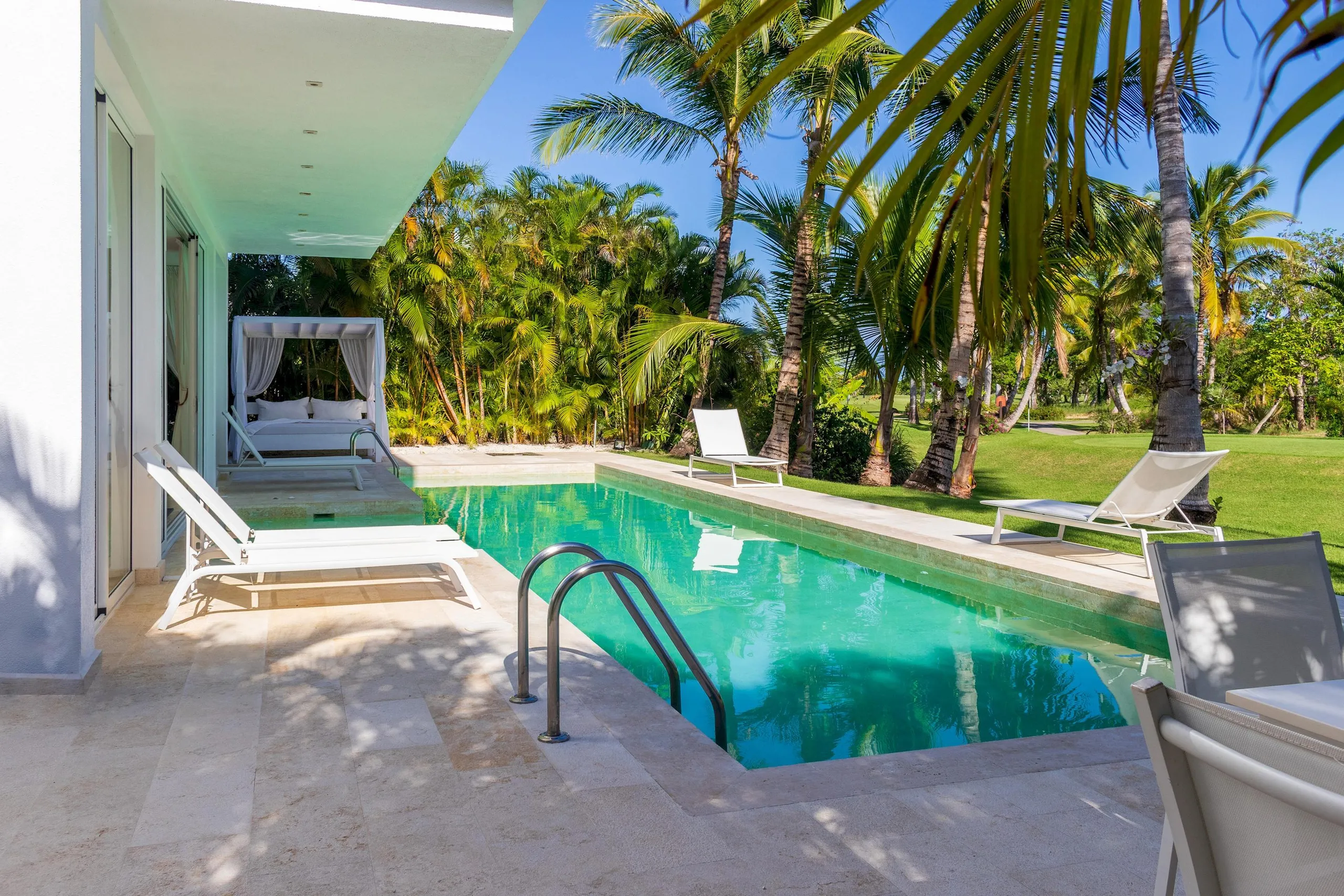 Exquisite Punta Cana Estate with Invigorating Pool — photograph 3