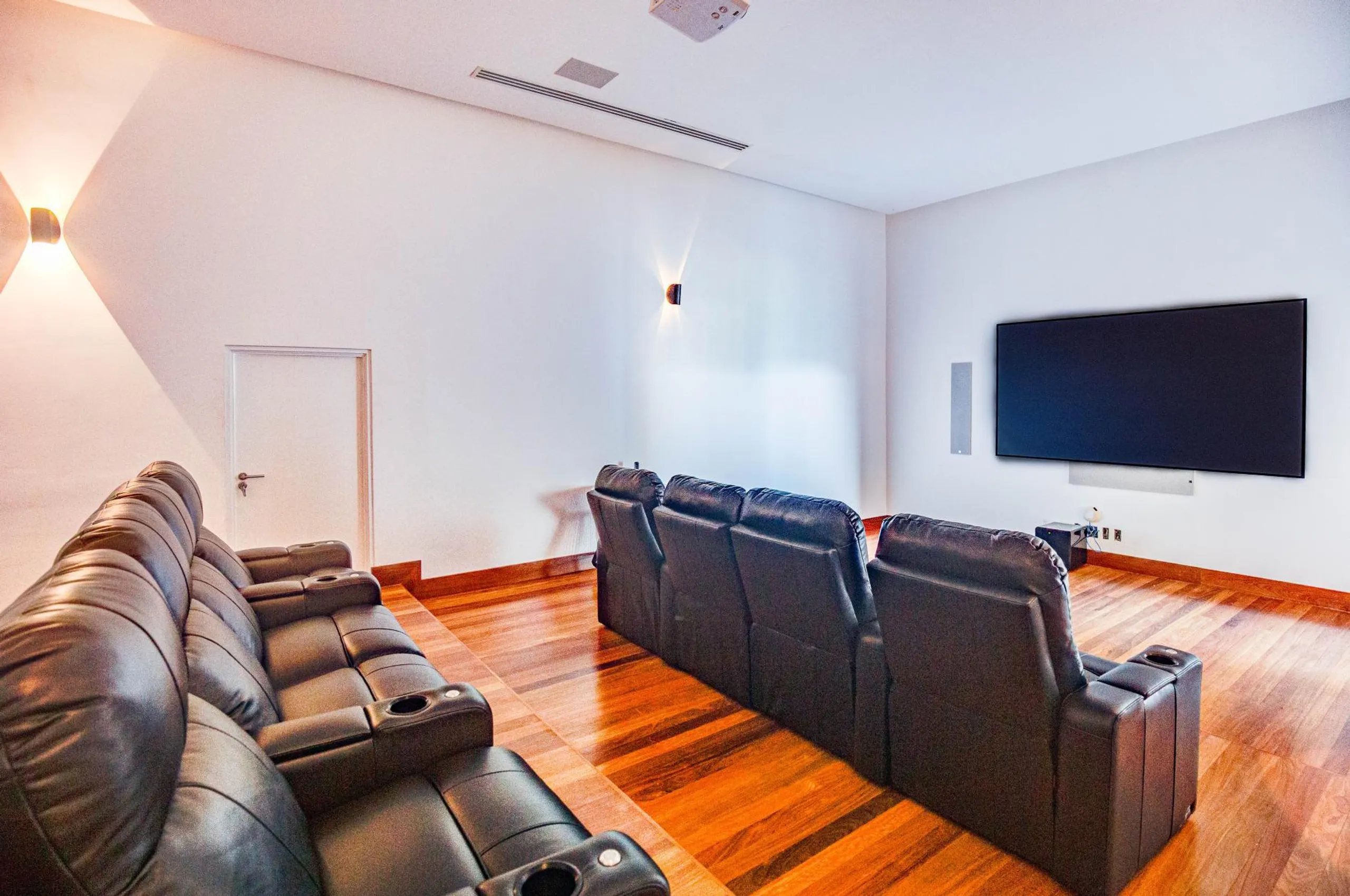 Breathtaking Lakefront Villa with Private Pool and Cinema — photograph 10