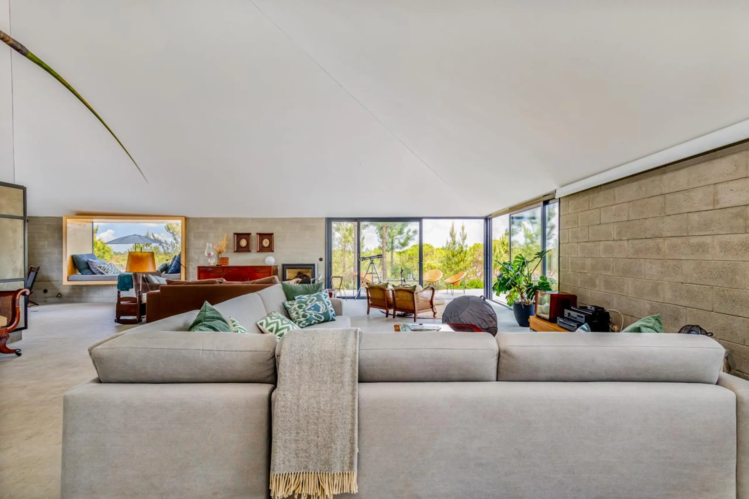 Magnificent Contemporary Villa with Private Pool and Scenic Surroundings — photograph 7
