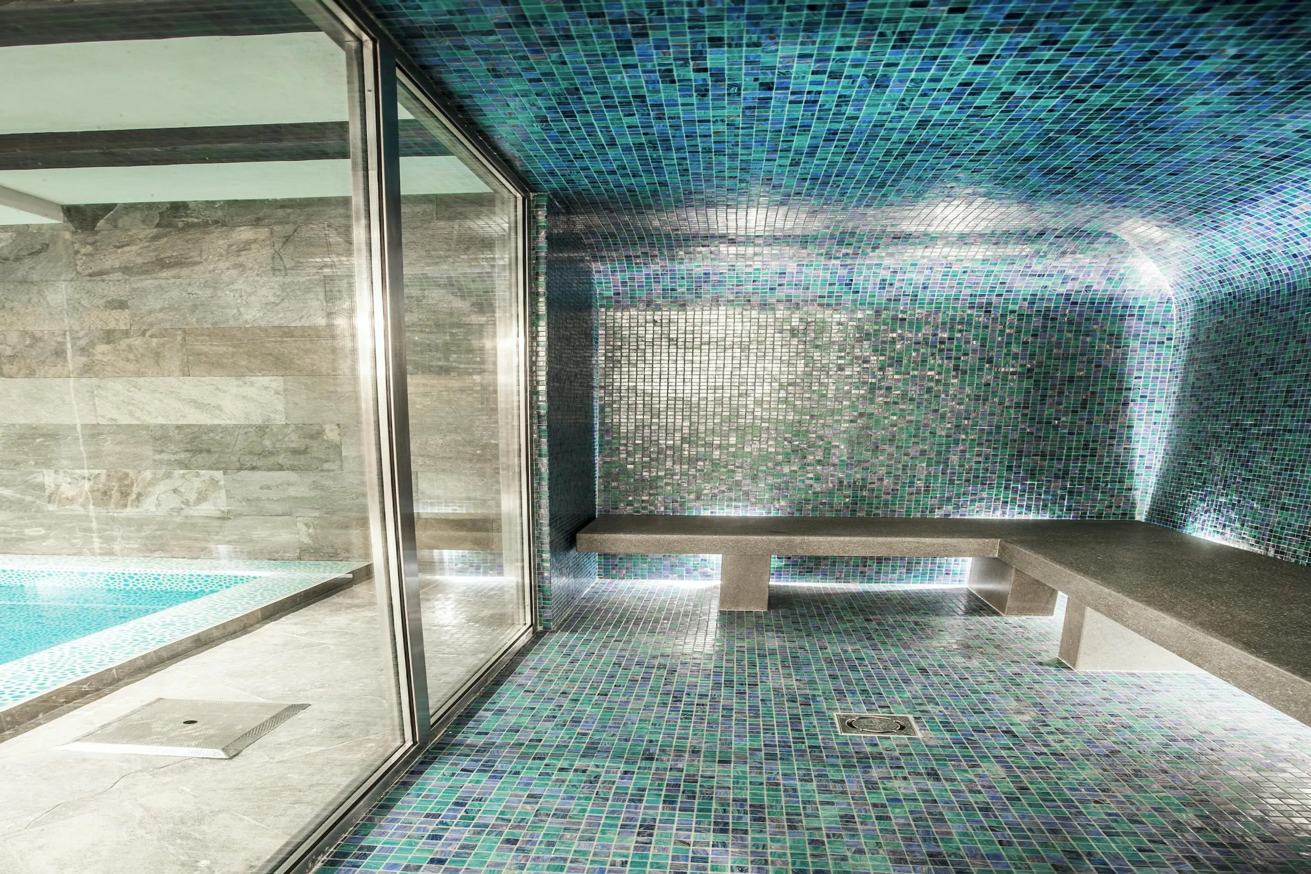 Pristine Val D Isere Chalet with Private Pool, Sauna, and Home Theater — photograph 12