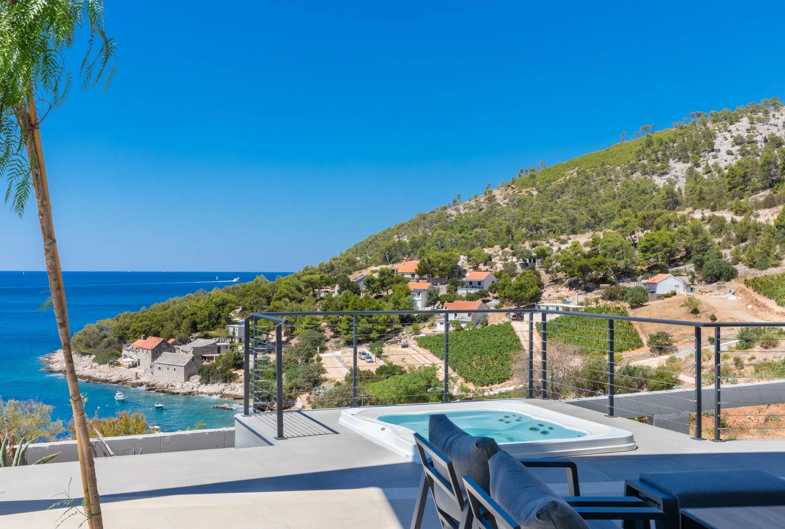 Chic Villa with Private Pool, Jacuzzi on Brac Island — photograph 10