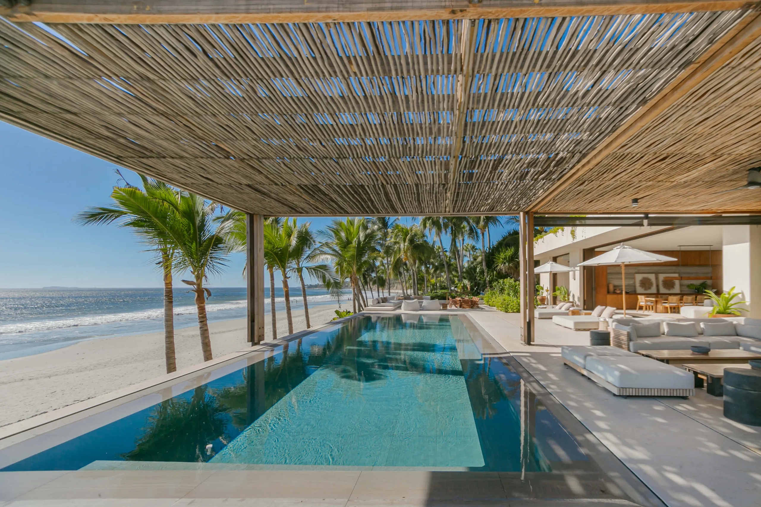 Sophisticated Beachfront Villa with Infinity Pool and Ocean Views — photograph 4