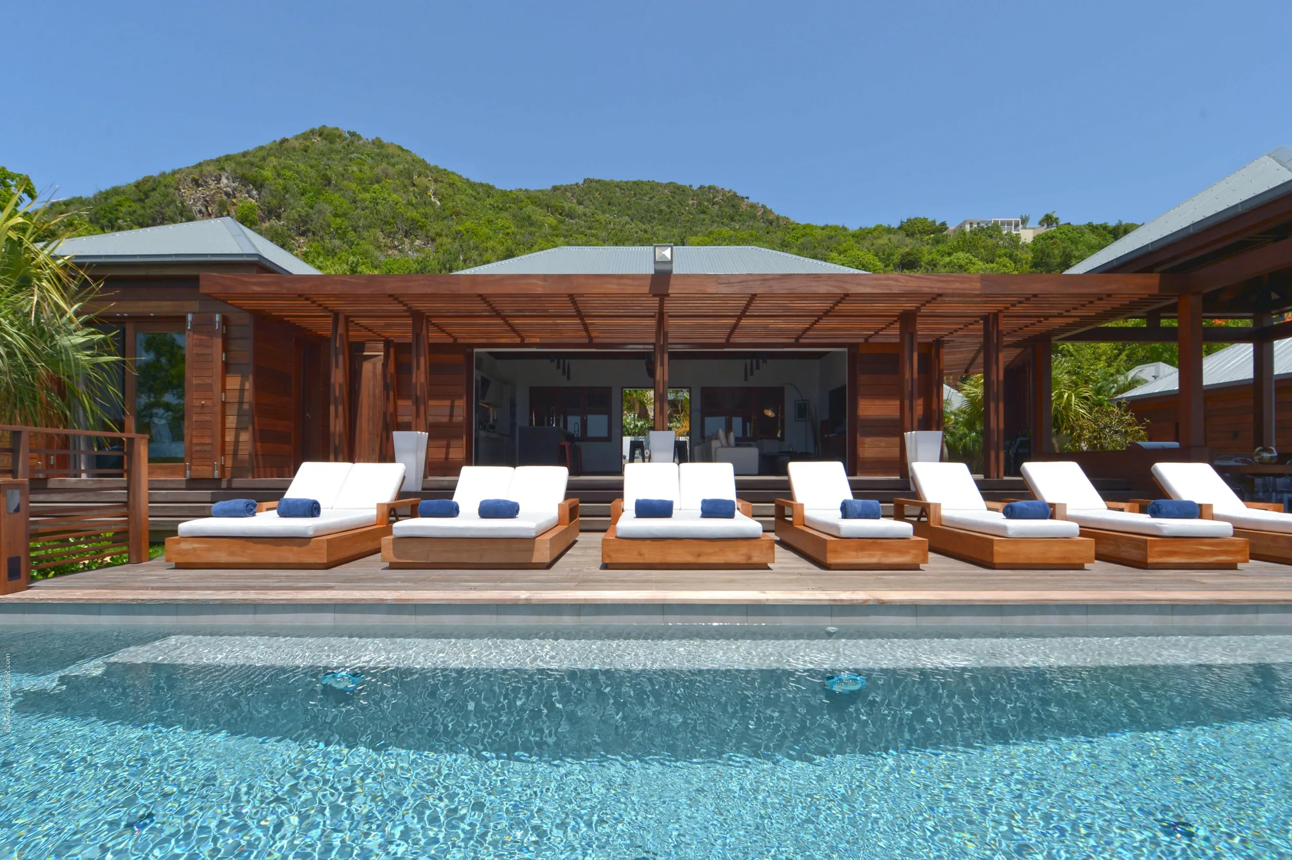Seamless Harmony Hilltop Villa in St. Barts with an Infinity Pool — photograph 2