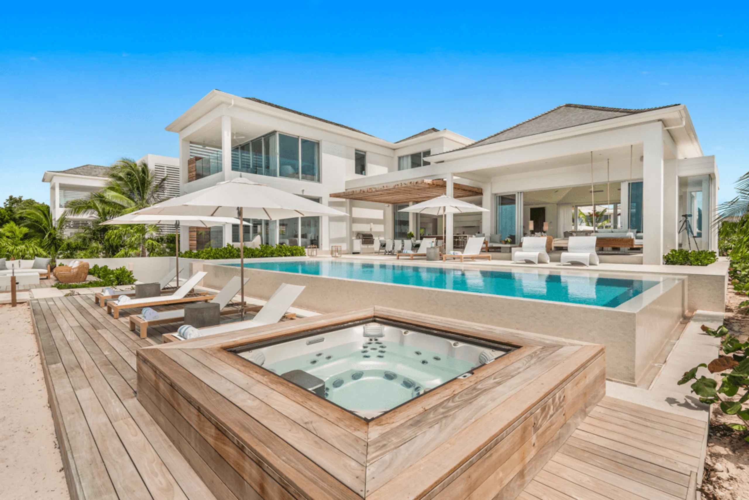 Extraordinary Villa with Caribbean Contemporary Design and Stunning Beachfront — photograph 2