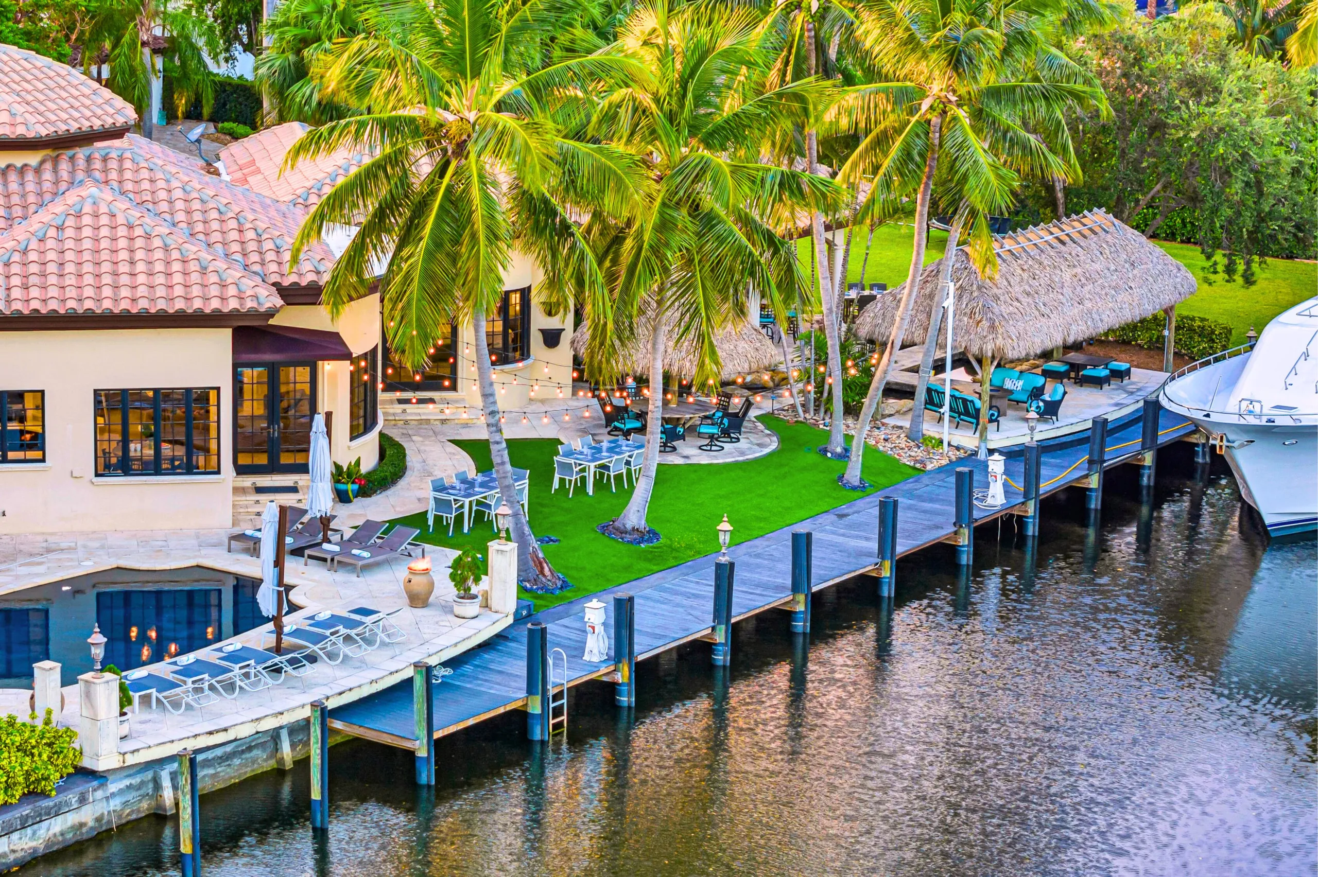 Majestic Waterfront Villa with Heated Pool, Canal View & Access — photograph 7