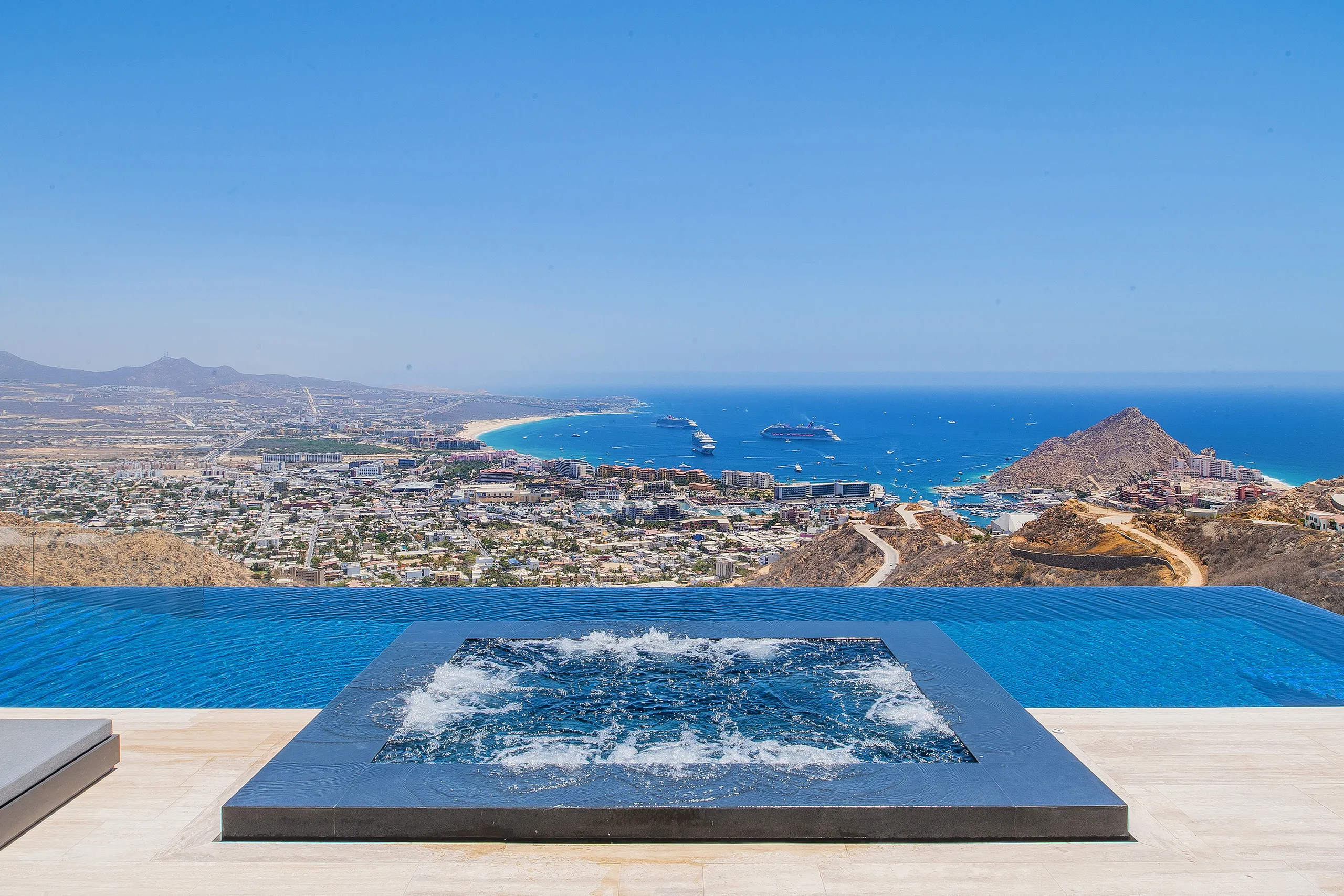 Modern Architectural Estate with Infinity Pool and Spectacular Ocean Views — photograph 4