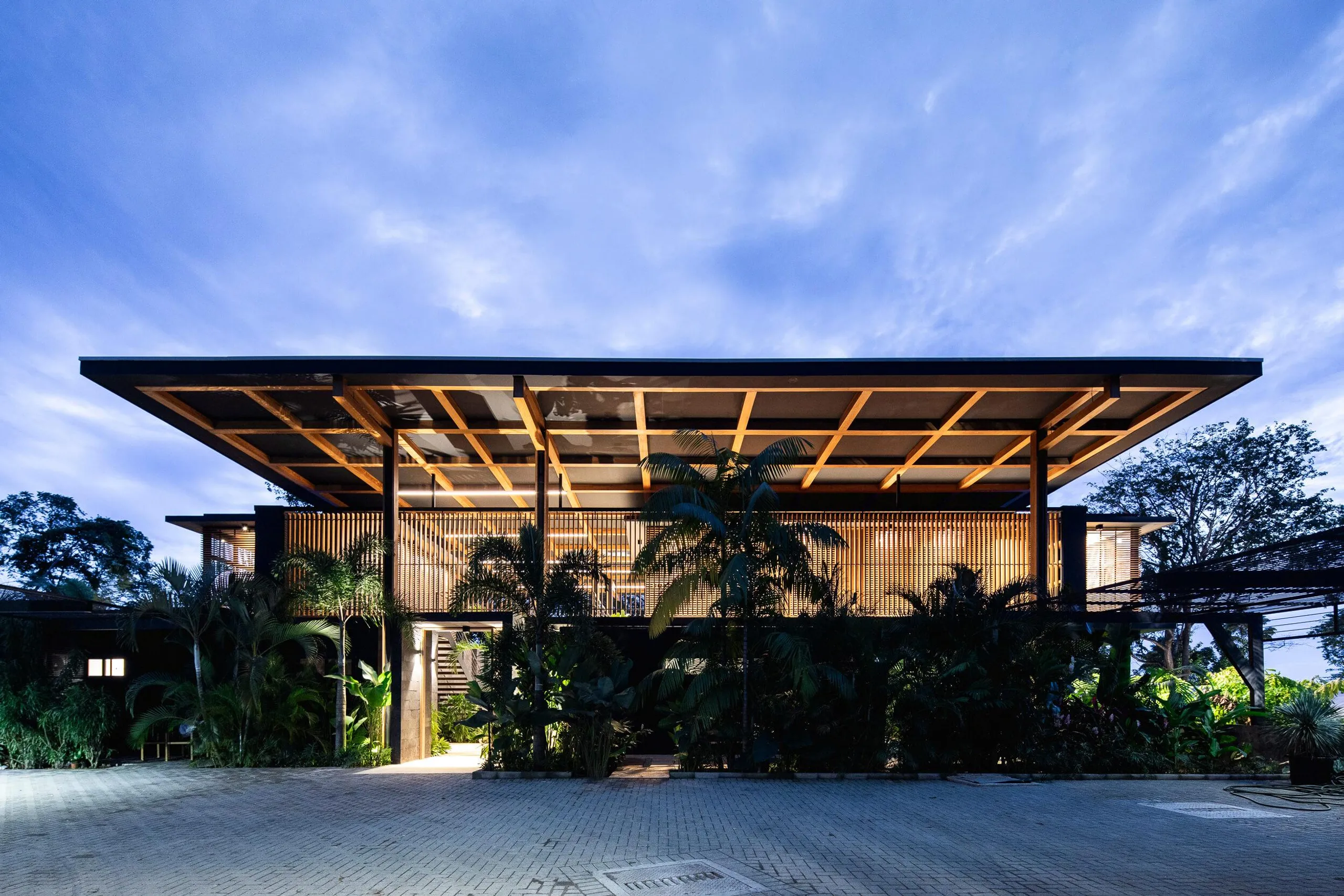 Chic 5-Bedroom Villa with Ocean Views and Infinity Pool — photograph 5
