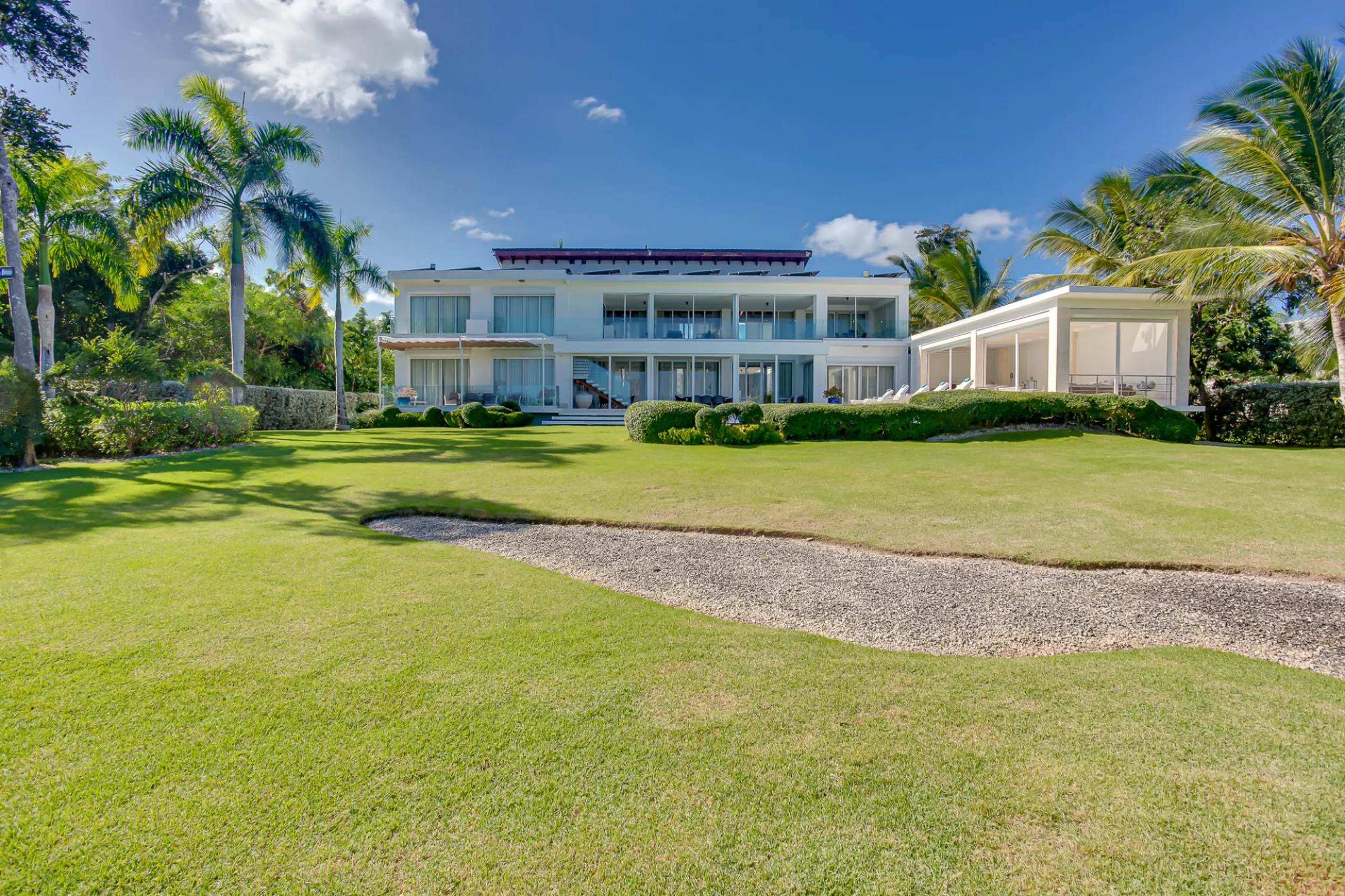 Bright & Modern 5-Bedroom Villa with Private Pool and Tropical Views — photograph 8