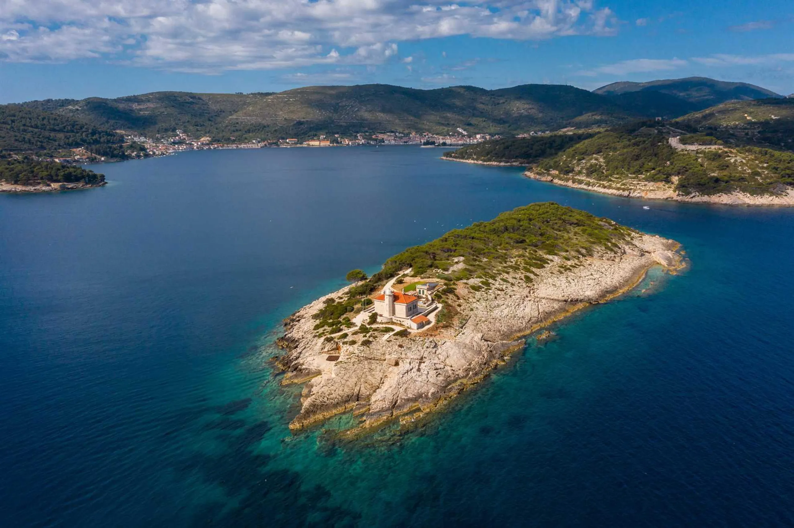 Historic Villa with Lighthouse and Jacuzzi on Host Island — photograph 5