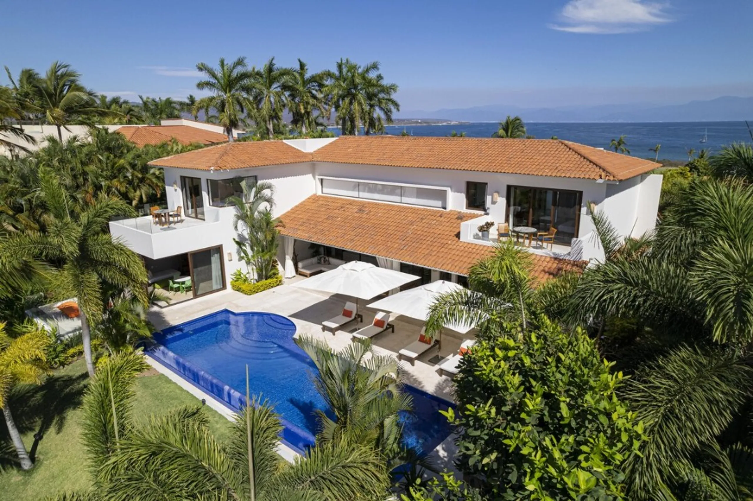 Architectural Lagos del Mar Villa with Private Pool & Lush Gardens — photograph 5