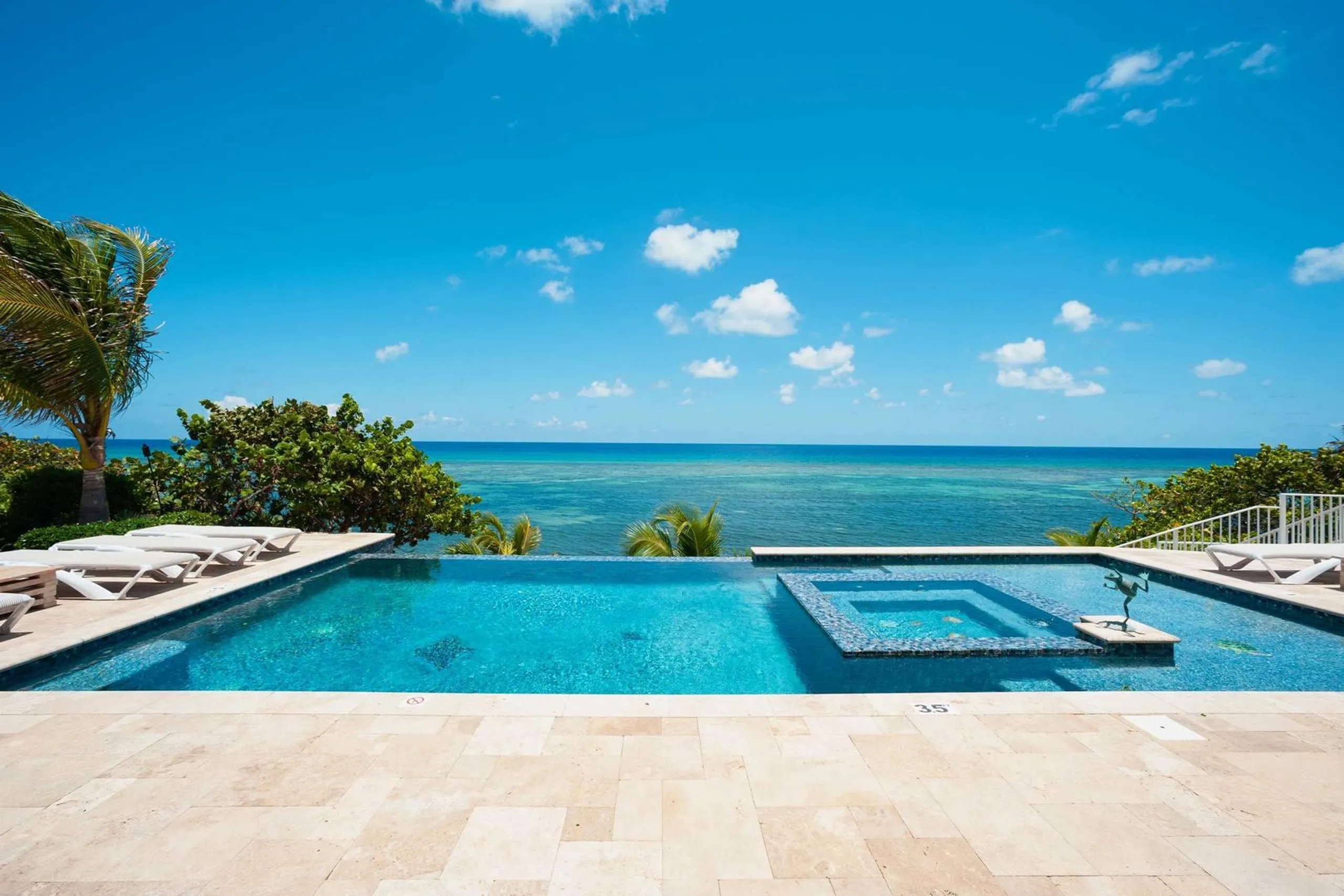 Grand Cayman Haven Estate with Private Infinity Pool and Ocean Views — photograph 2