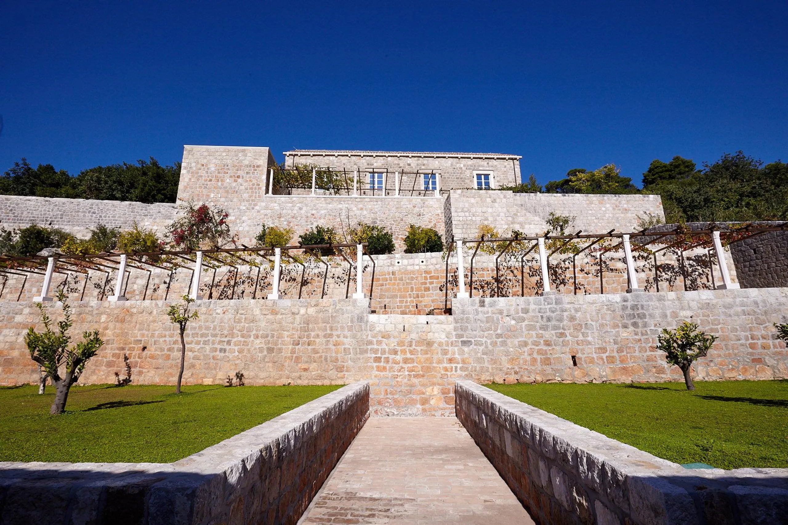 Elegantly Appointed Villa with Private Pool and Lush Surroundings — photograph 6