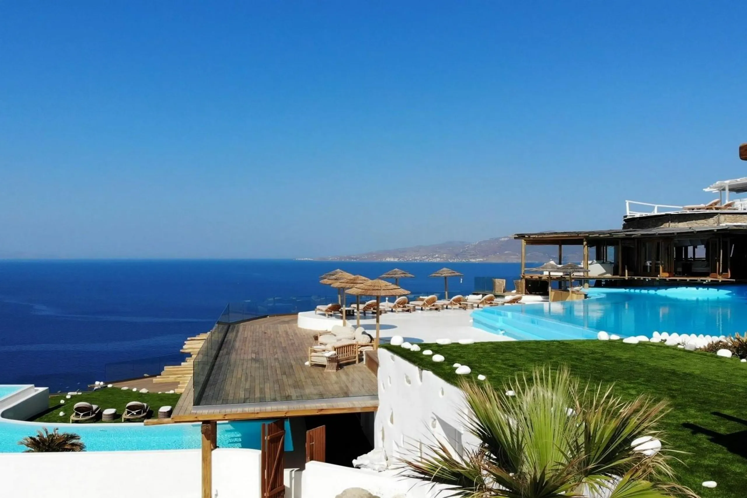 Luxurious Haven with Panoramic Views and Refreshing Pool — photograph 2