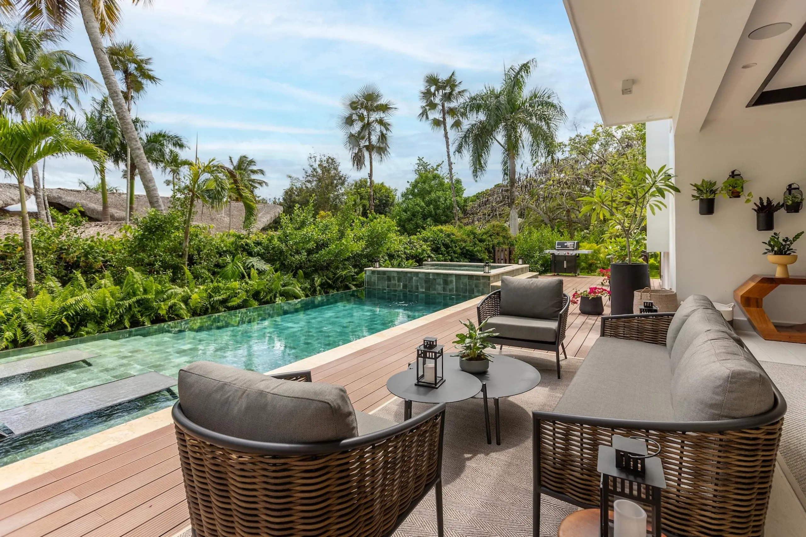 Tranquil Two-Story Villa with Private Pool, Expansive Jacuzzi and Vibrant Surroundings — photograph 2