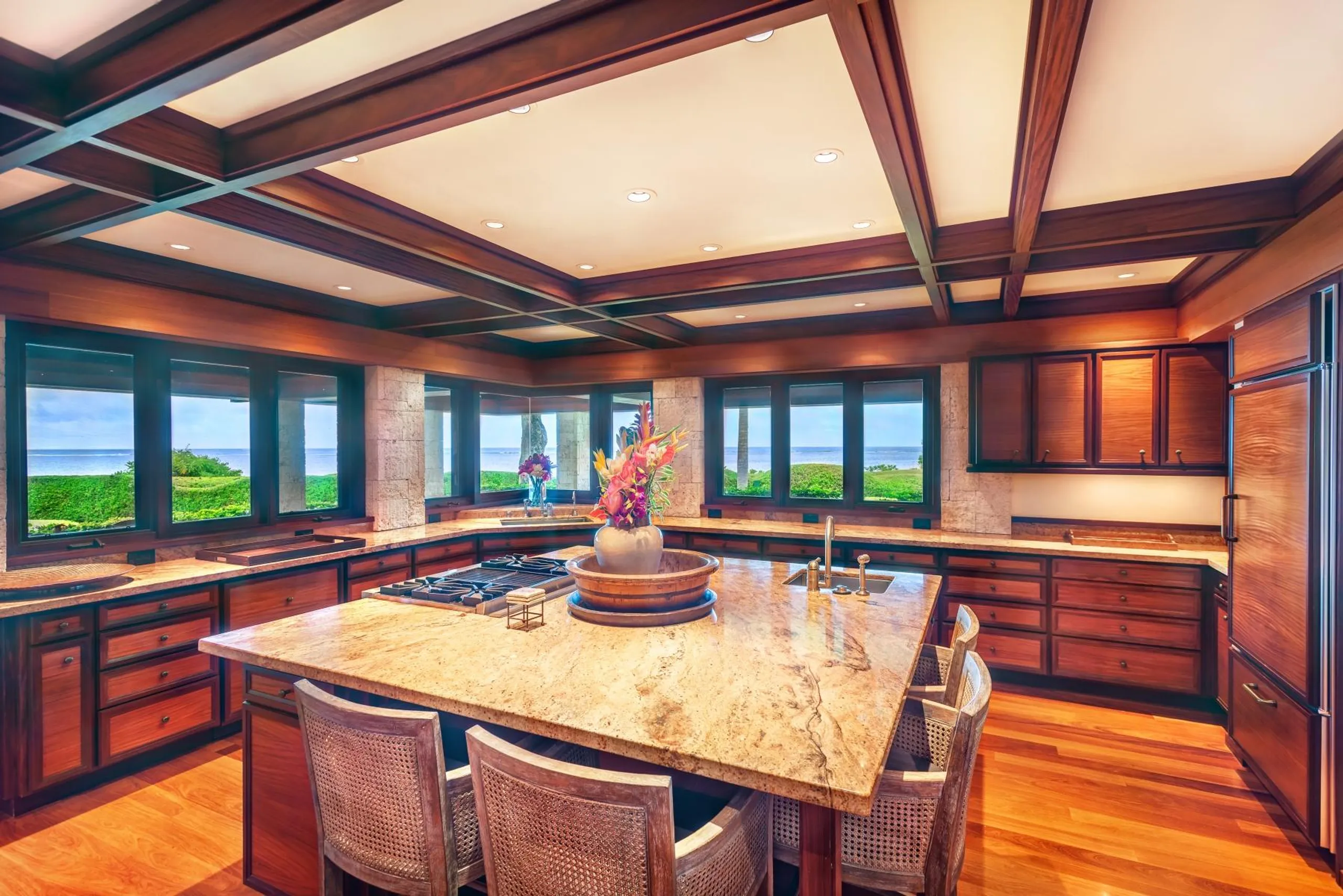 Enchanting Oceanfront Villa with Panoramic Views of Panini Beach Hawaii — photograph 11