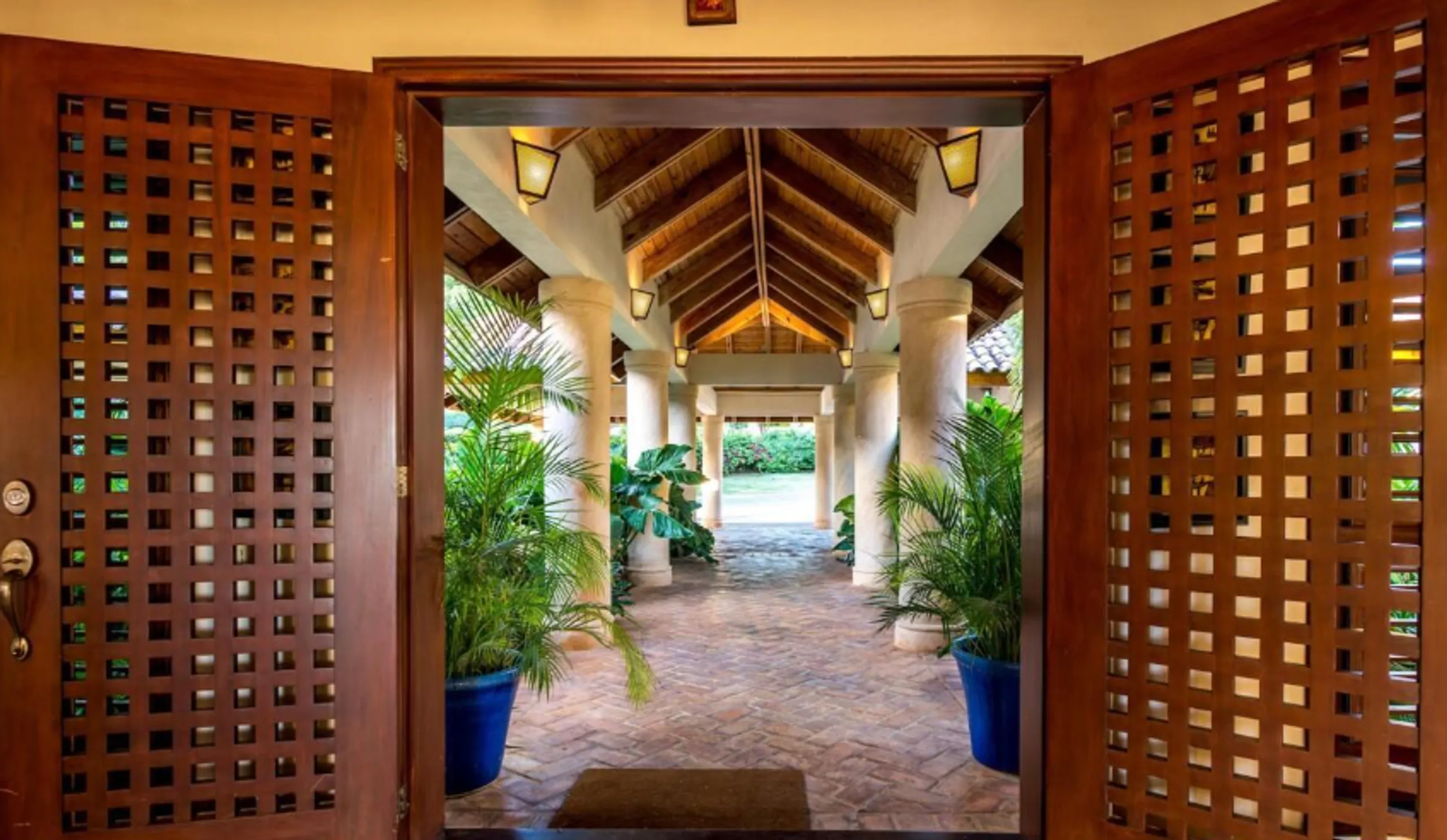 Casa de Campo's High-ceilinged Villa in a Lush Green Garden with the Scent of Jasmine — photograph 7