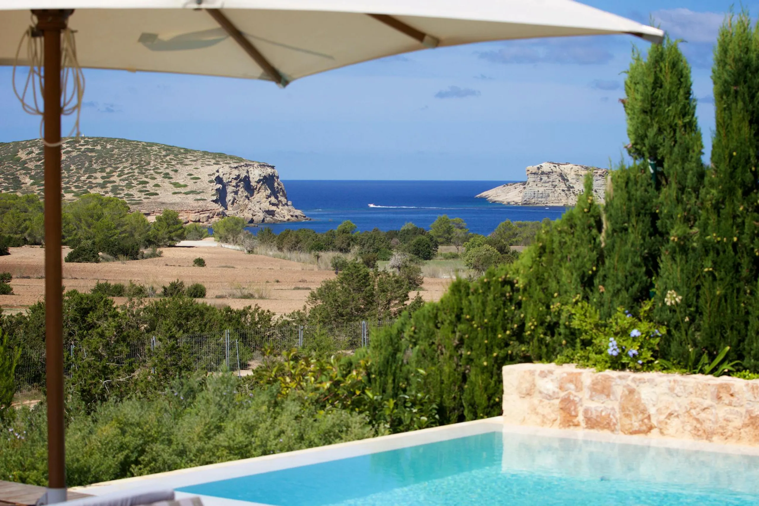 Lavish Ibiza Seaside Estate with Private Pool and Sun Deck — photograph 2