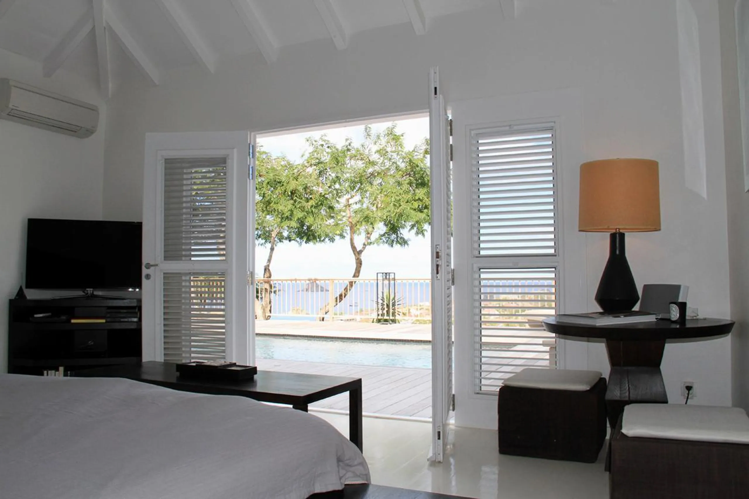 Serene Seaside Estate with Private Pool and Ocean Views — photograph 8