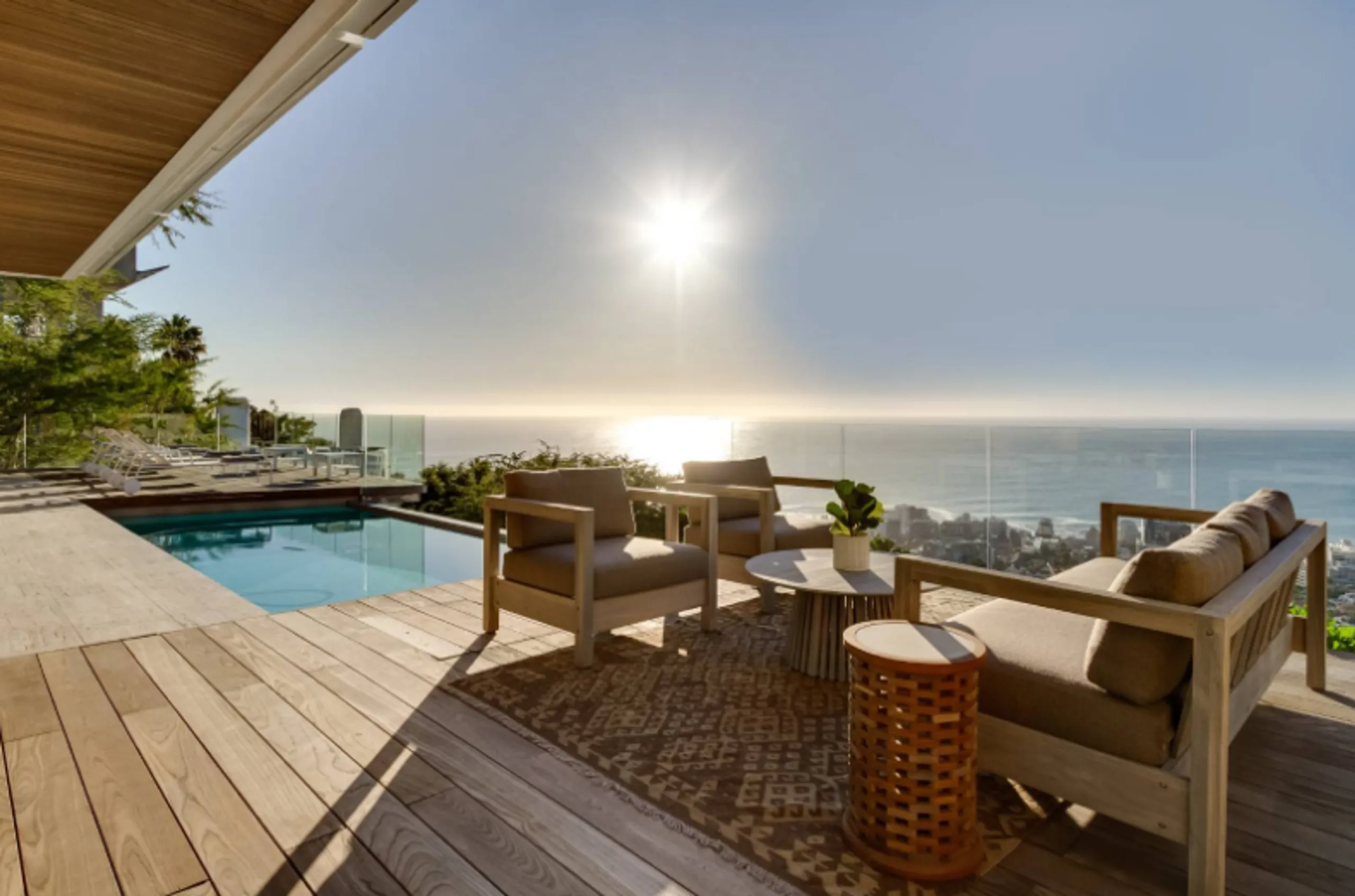 Captivating Modern Retreat with Panoramic Ocean Views — photograph 4