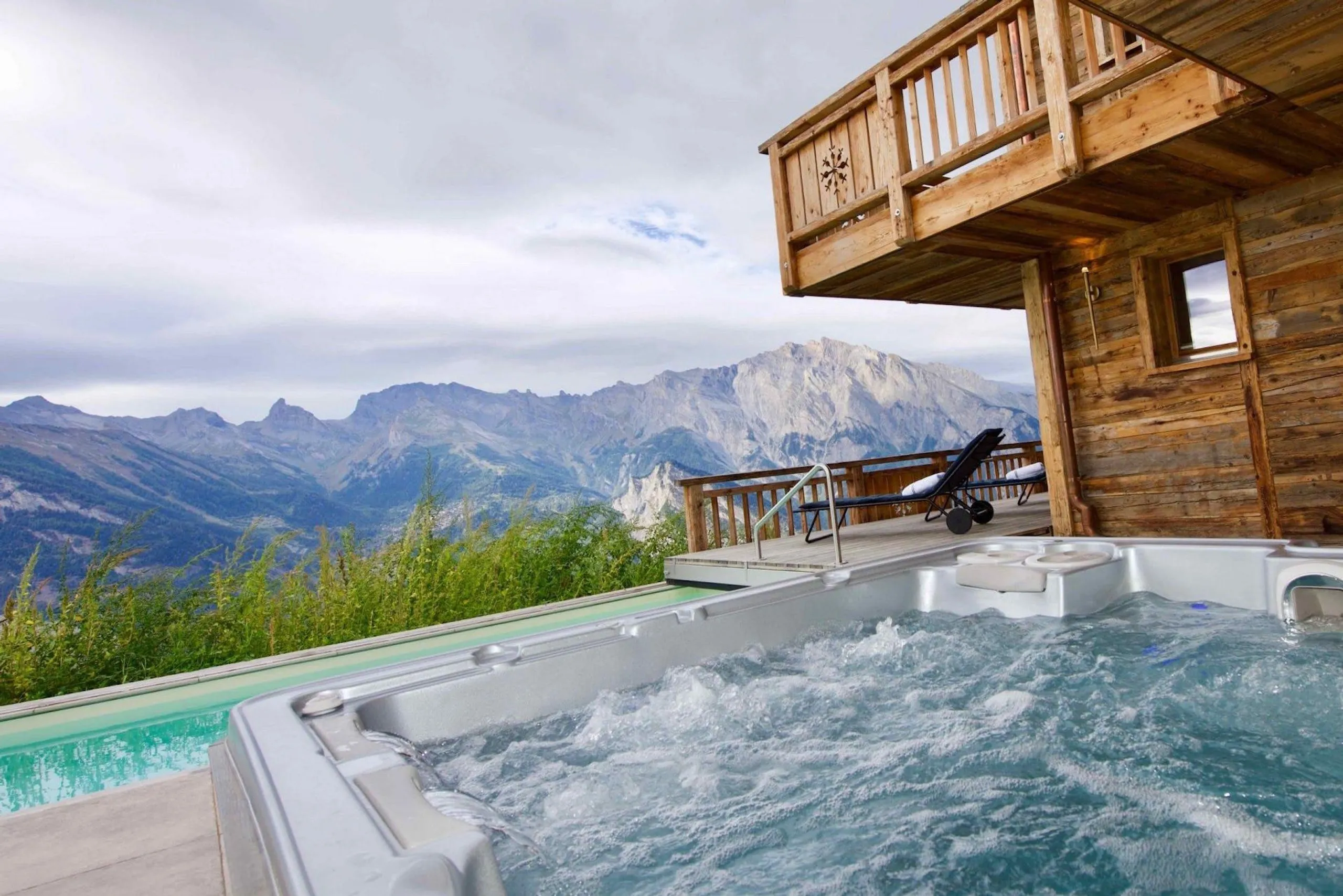 La Tzoumaz Mountain Chalet with Infinity Pool and Mountain Views — photograph 2
