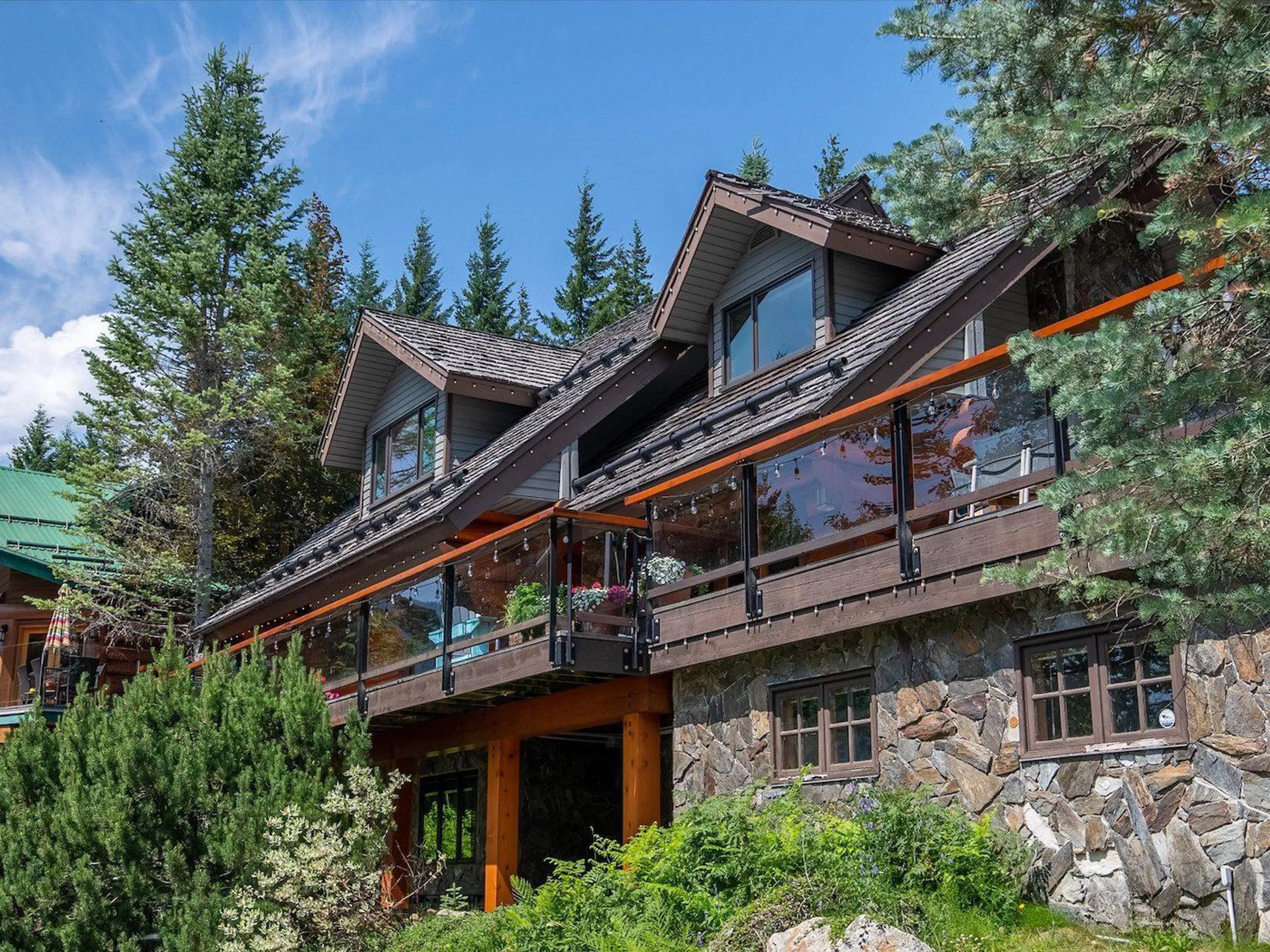 Majestic Retreat with Lavish Pool and Mountain Vistas VILLAWAY®, Whistler