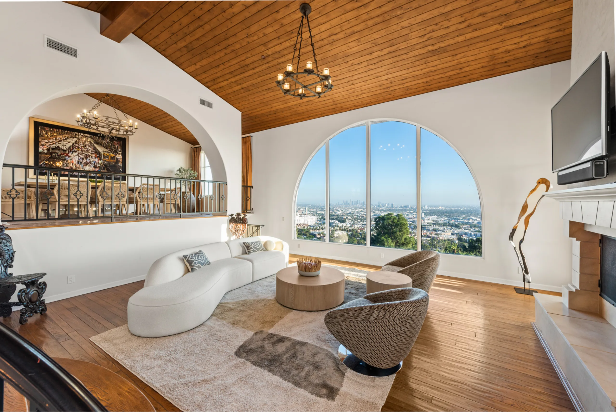 Stunning Hillside Villa with Scenic Views — photograph 6
