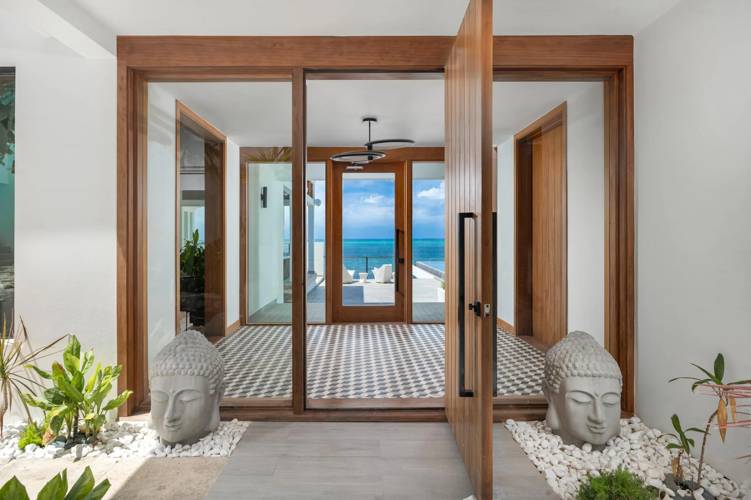 Oceanfront 5BR Estate with Private Pool & Private Ocean Access — photograph 8