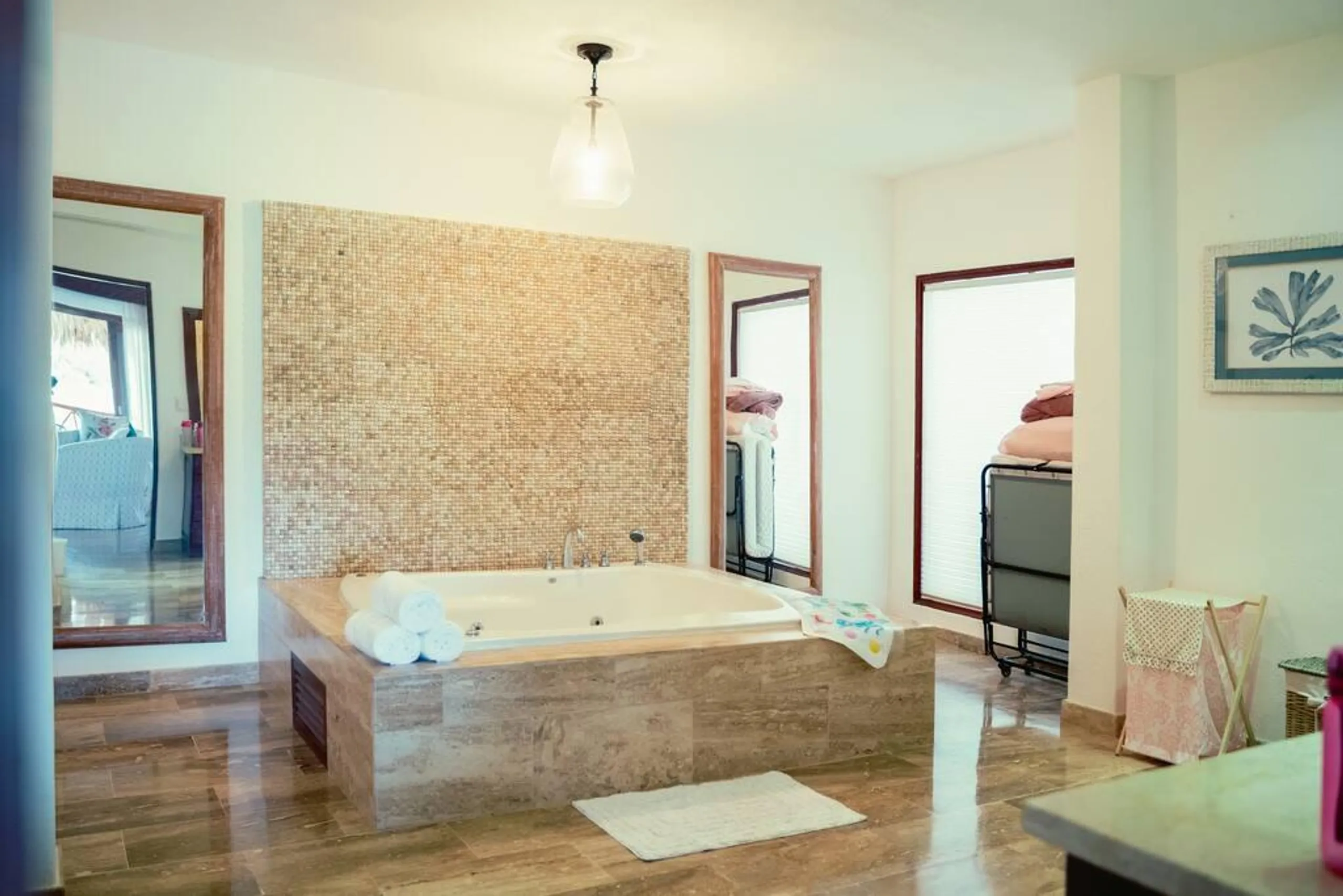 Stylish and Lush Classic Estate with Private Pool and Garden Grounds — photograph 5
