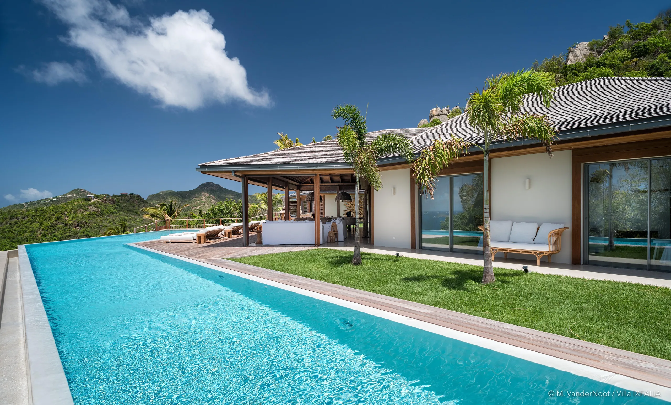 Gleaming Tropical Paradise Villa with Private Pool and Fitness Center — photograph 2