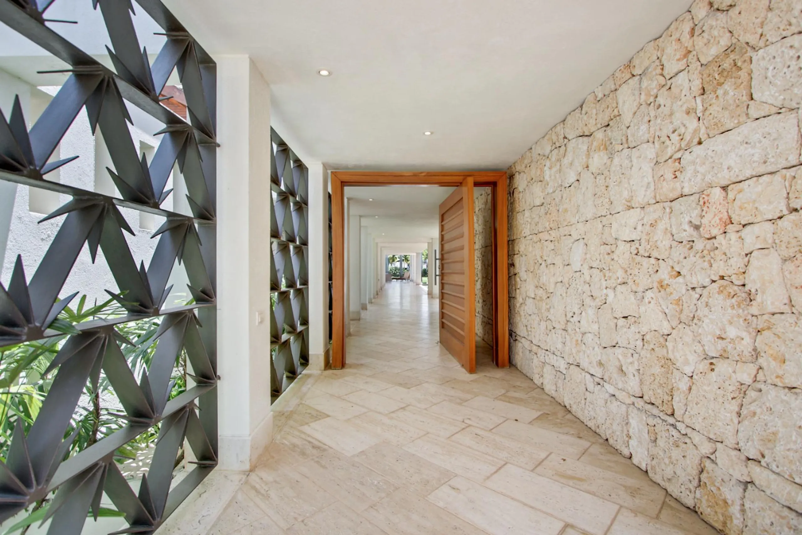 Radiant Spacious Retreat with Infinity Pool, Jacuzzi and Caribbean Sea Views — photograph 6