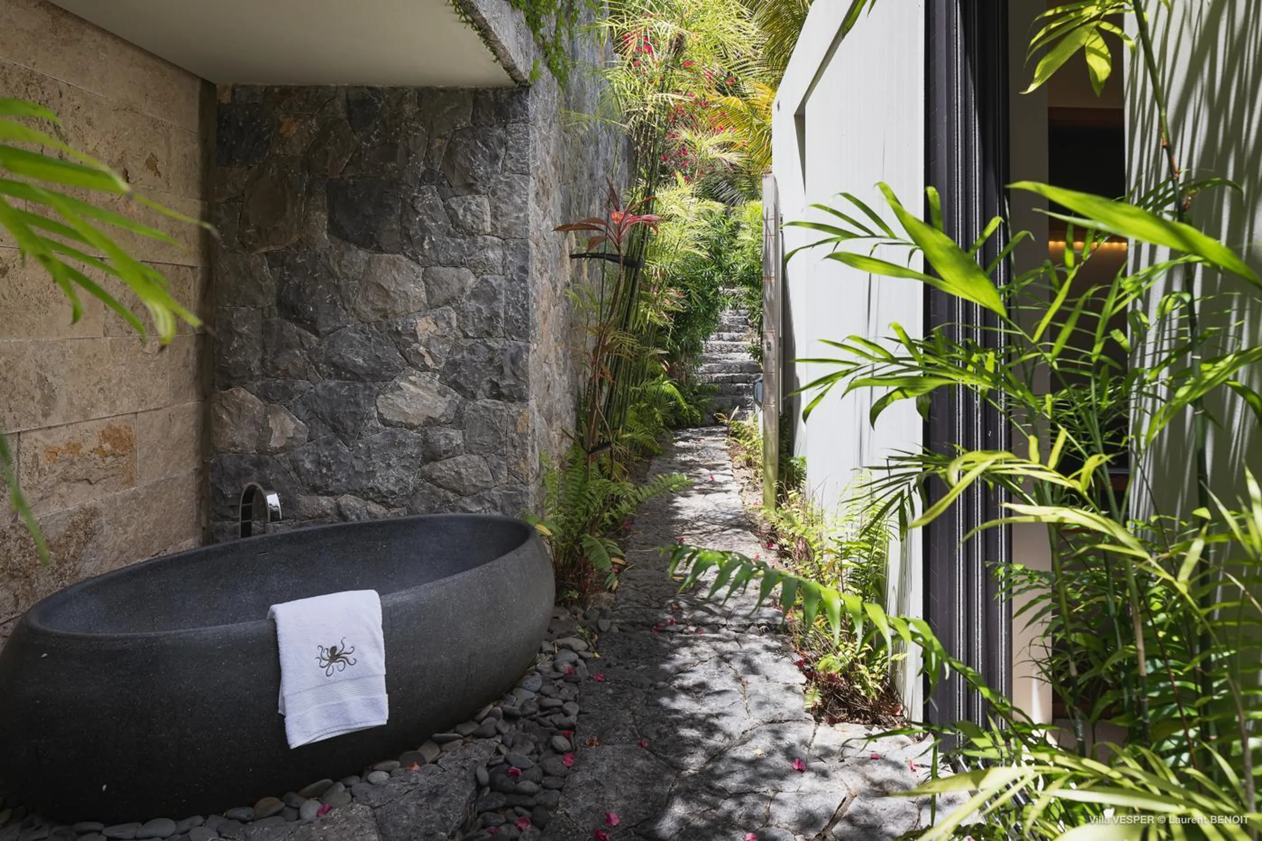 Exquisite Seaview Villa with Infinity Pool and Private Garden Spa — photograph 9