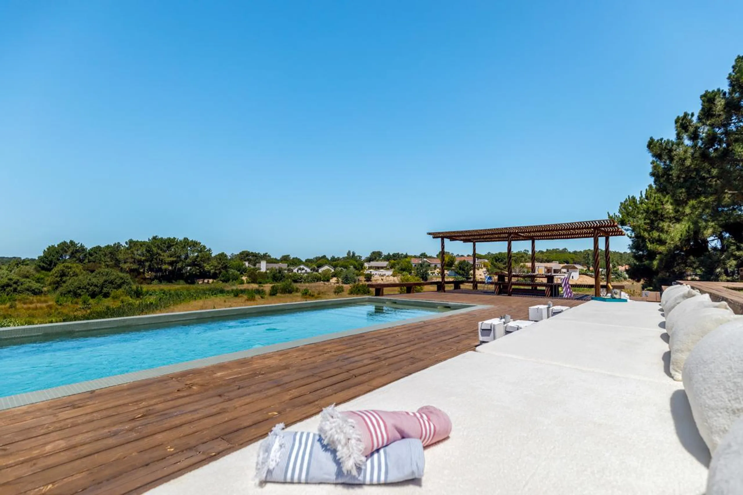 Enchanting 5BR Villa with Private Pool and Expansive Garden — photograph 2