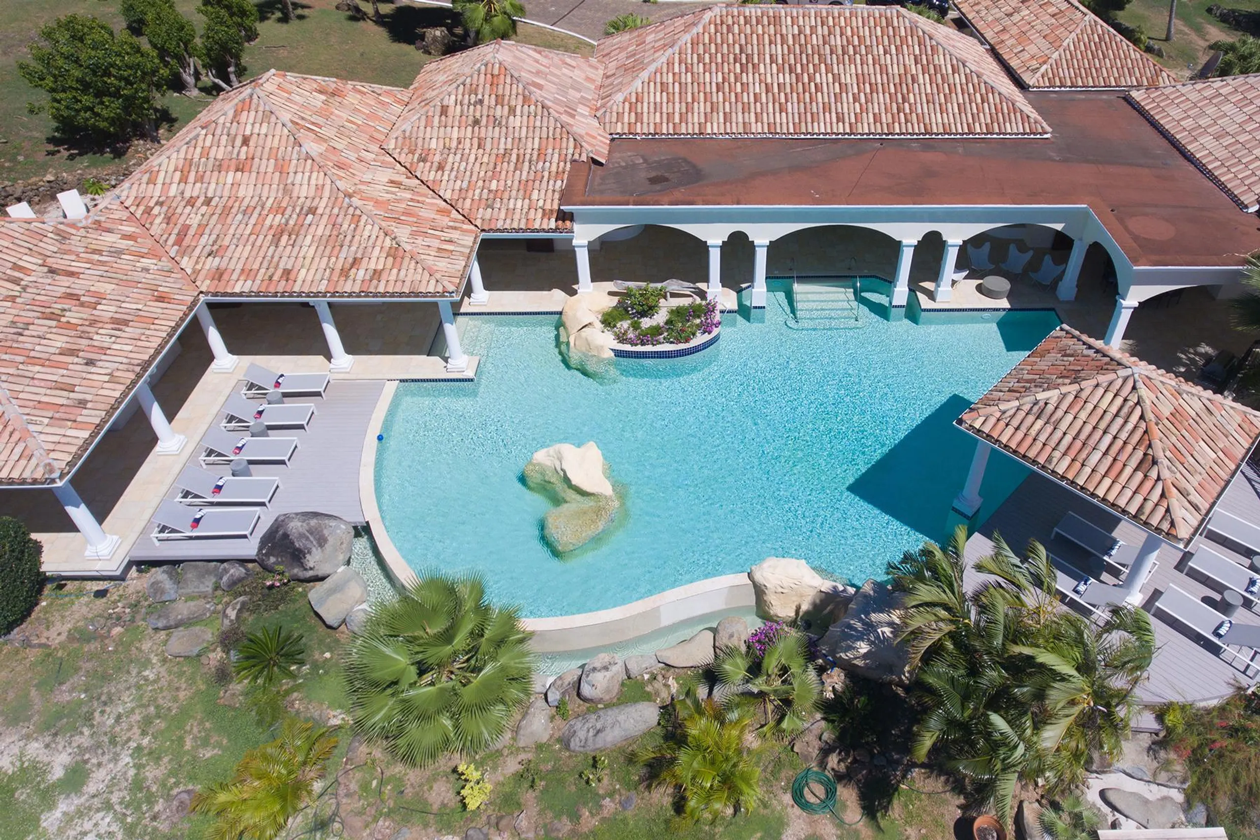 Beach Front Luxury Estate with Private Pool, Direct Beach Access and Private Boat Dock — photograph 8