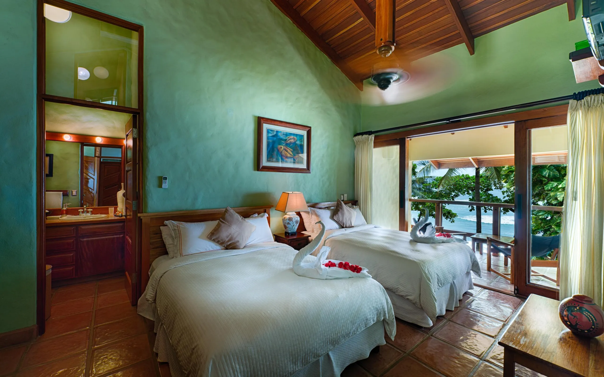 Whispering Waves Luxury Retreat with 6BR-Infinity Pool and Walks to Beach — photograph 11
