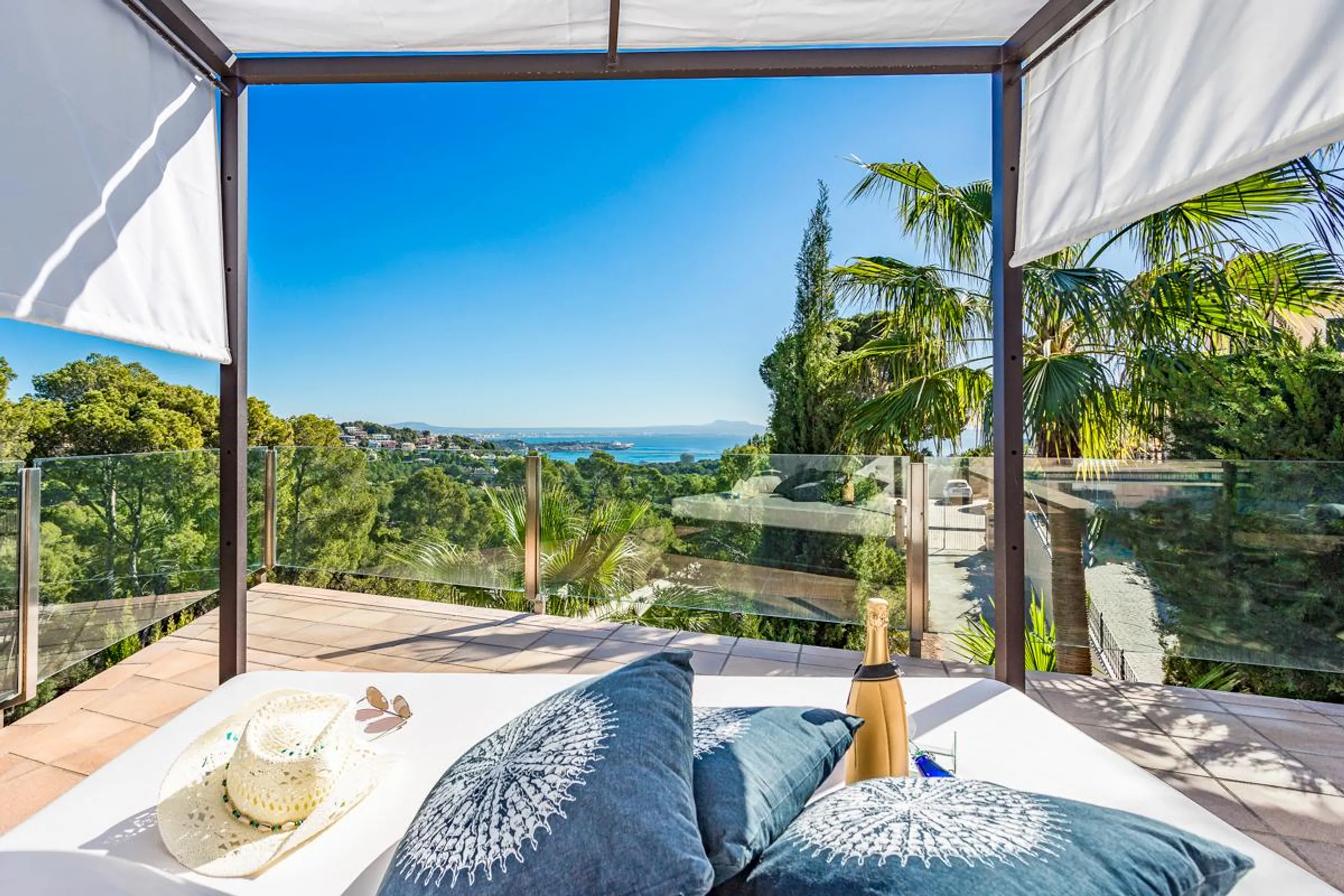 Sumptuous Hillside Villa 5 Bedroom Villa with Private Pool, and Bay Views — photograph 4