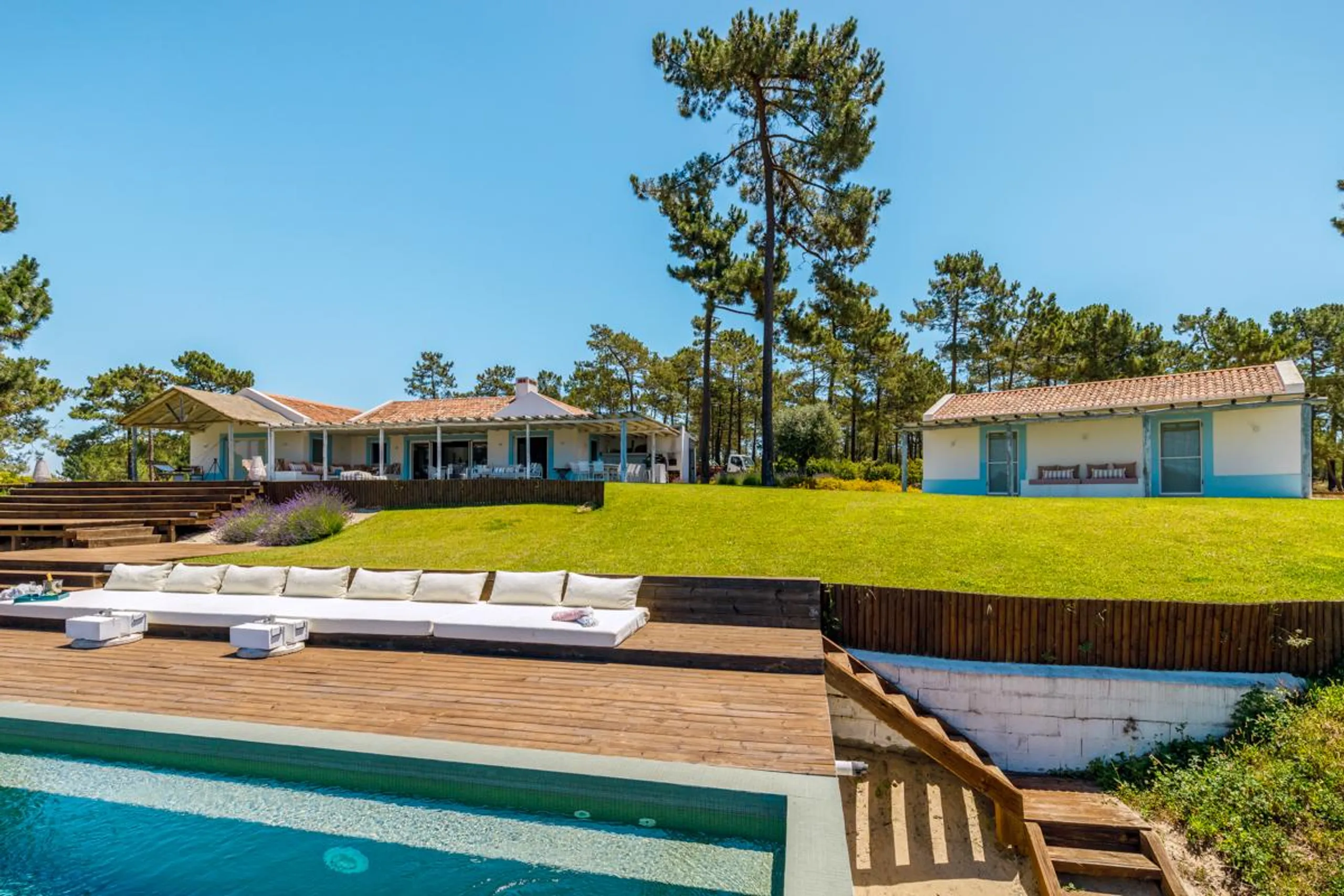 Enchanting 5BR Villa with Private Pool and Expansive Garden — photograph 11