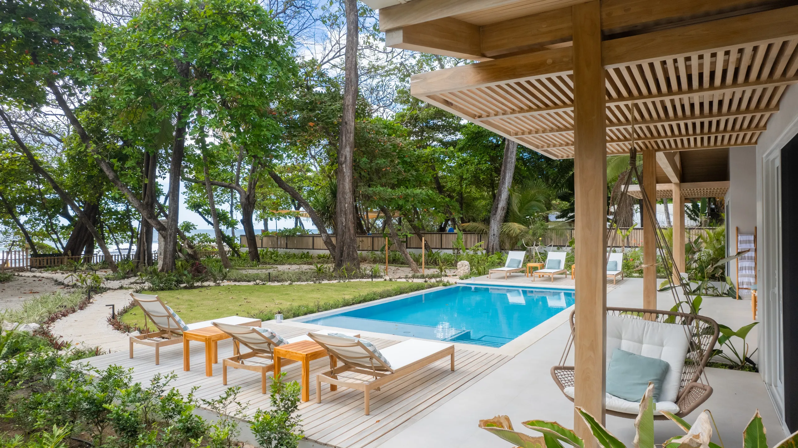 Chic Oceanfront Villa with Panoramic Views on Santa Teresa’s Golden Sands — photograph 8