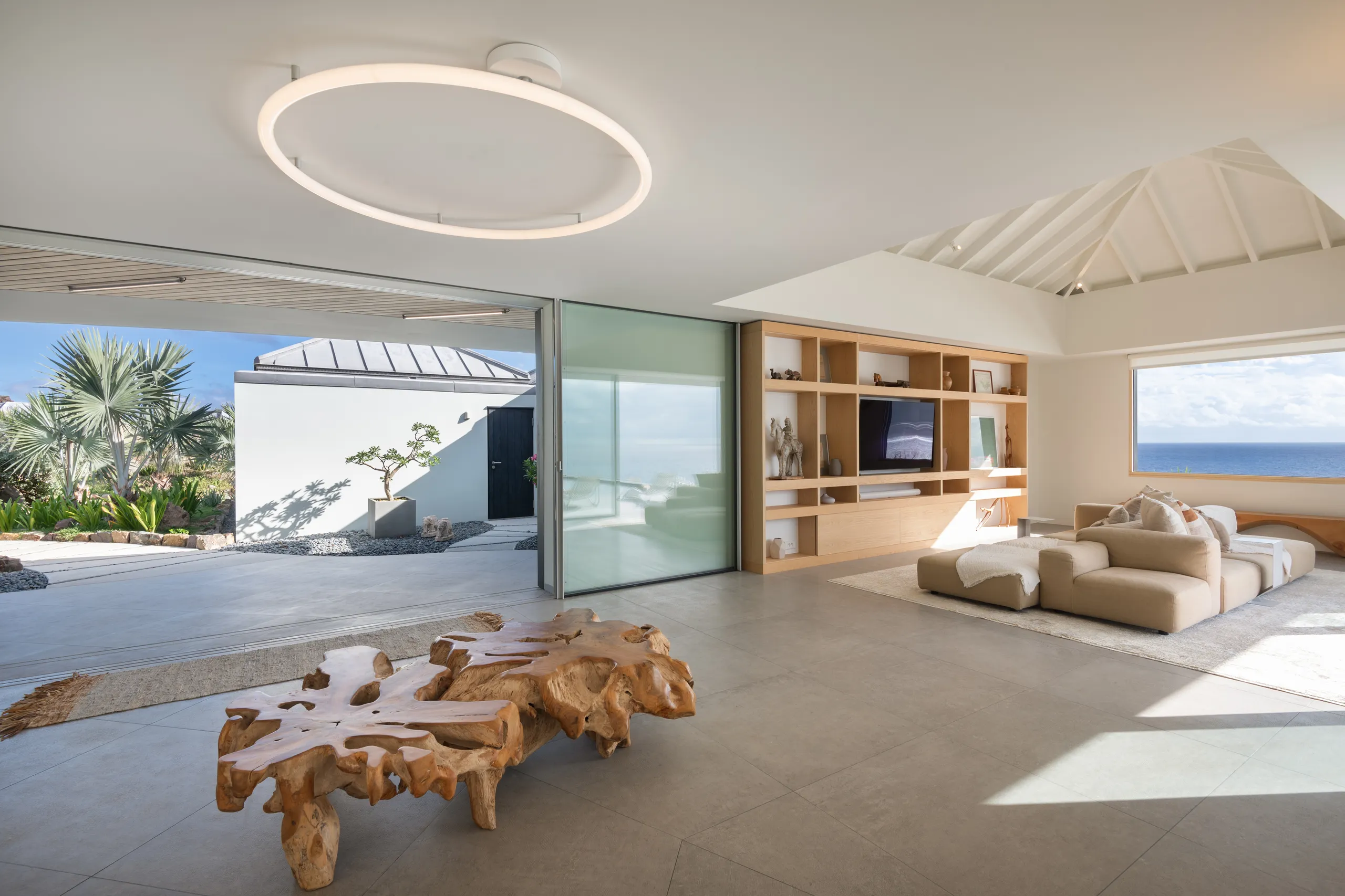Contemporary 4-Bedroom Villa with Heated Pool & Sea Panorama — photograph 8