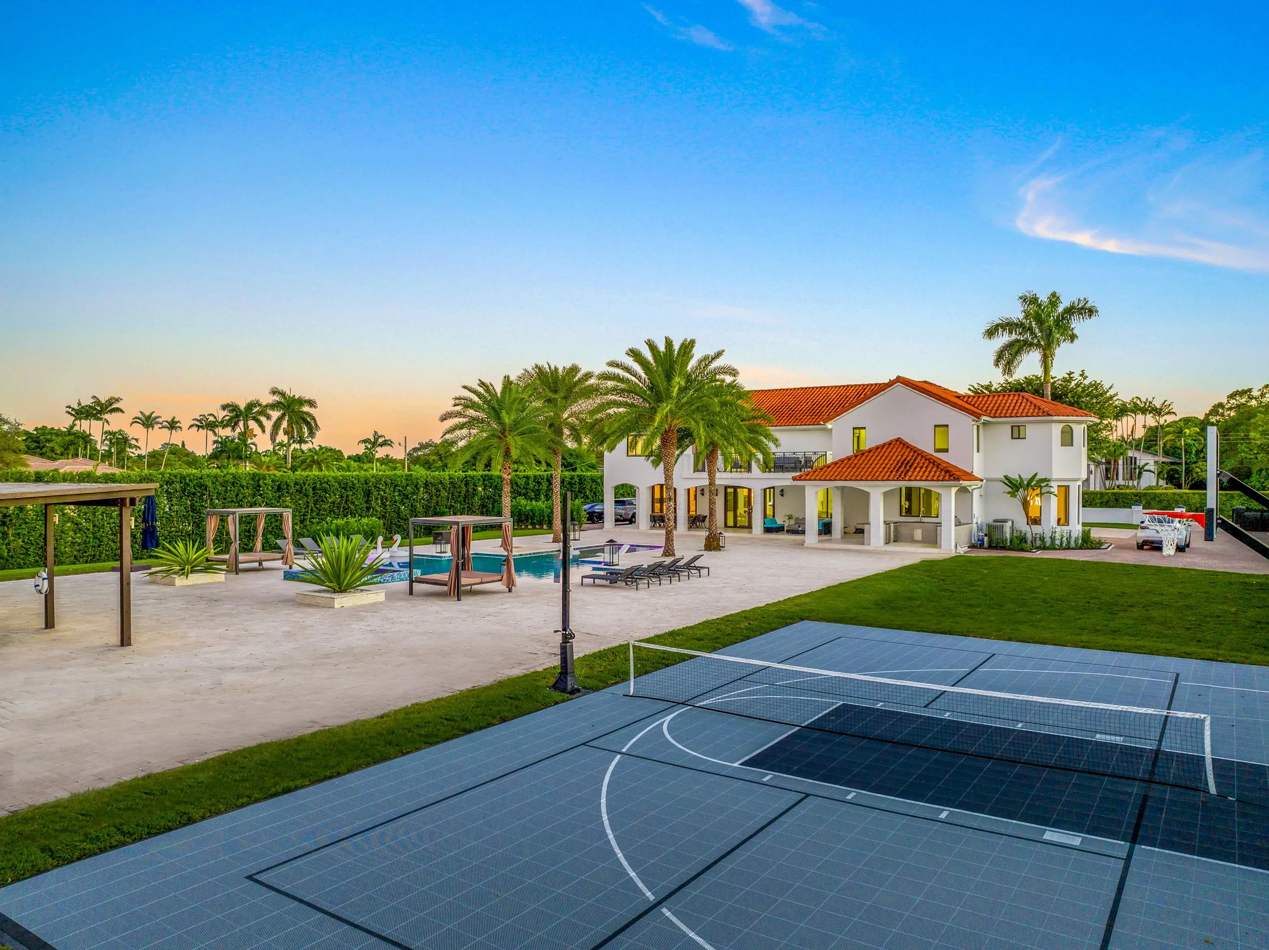 Magnificent 7-Bedroom Estate with Resort-Inspired Amenities — photograph 5