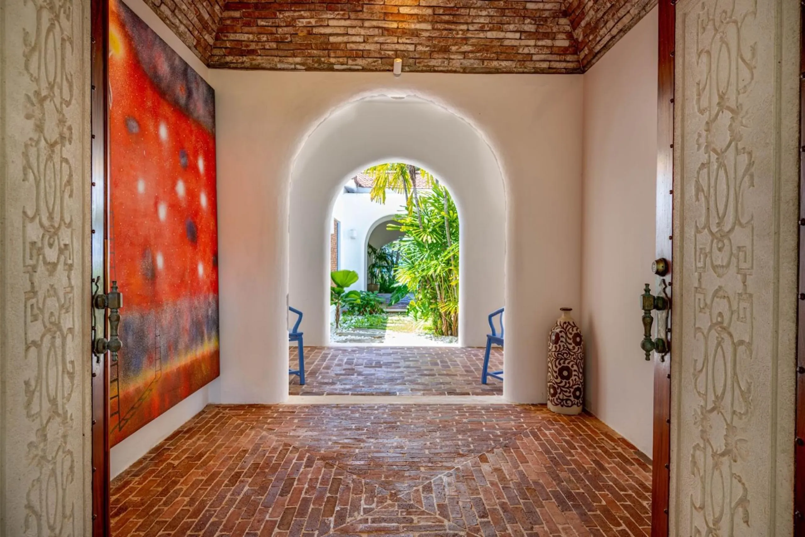 Exquisite Beachfront Villa with Private Pool and Panoramic Sea Views — photograph 6
